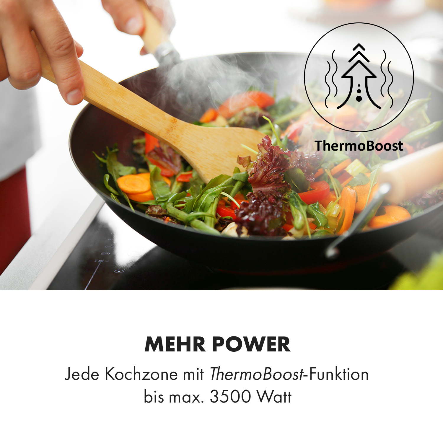 Kochen in einem Wok. Gemüse wird mit einem Holzkochlöffel umgerührt, Dampf steigt auf und ein Symbol.