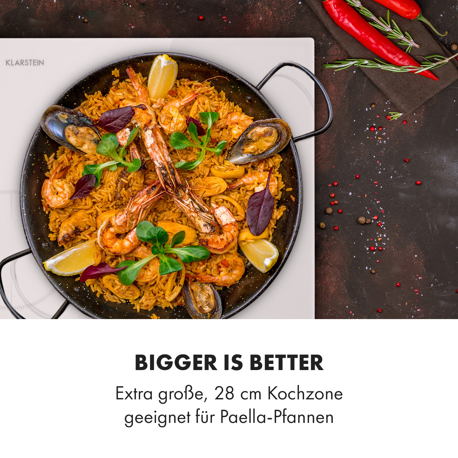 Un plato de paella con mariscos y verduras sobre una placa de cocina blanca, con texto.