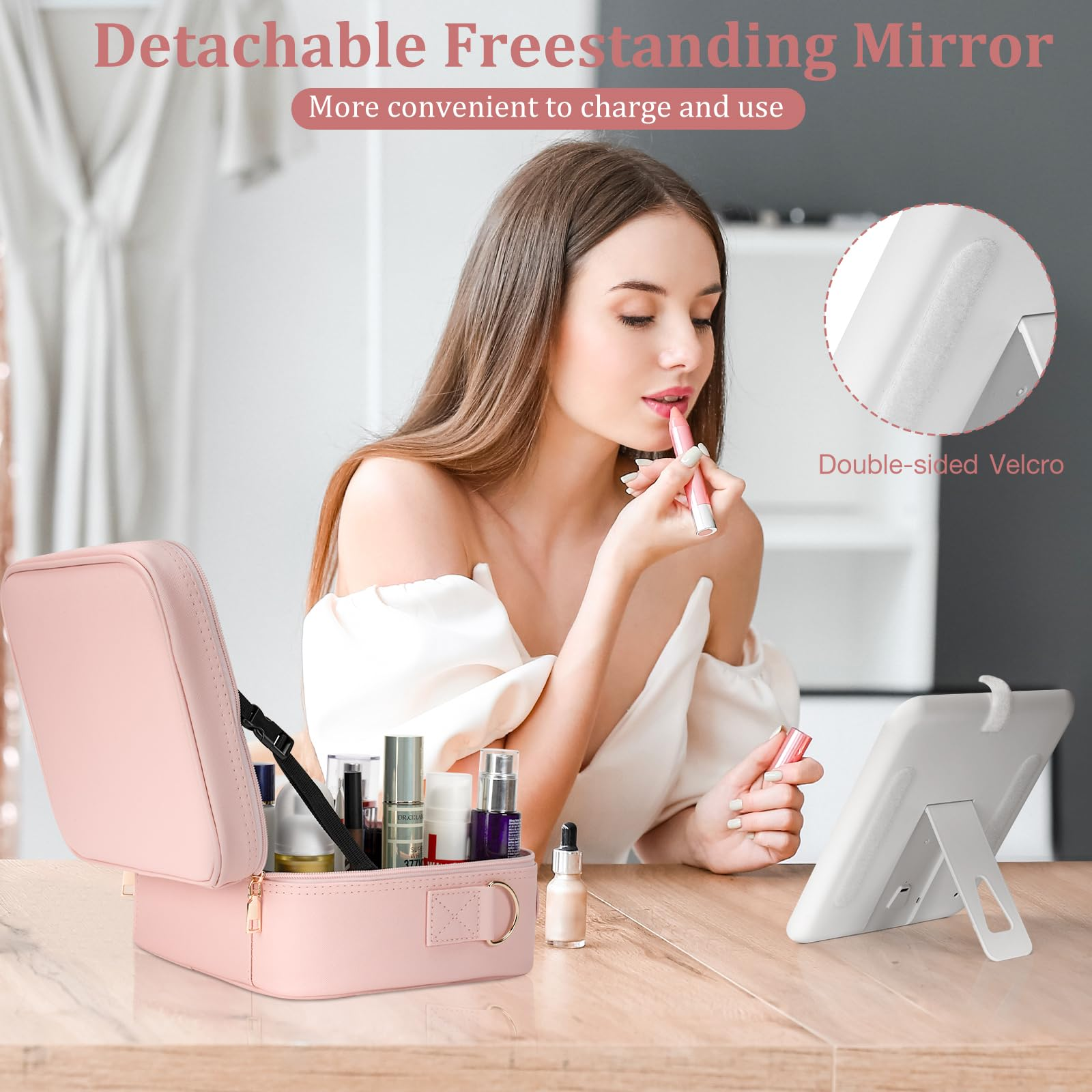 Frau trägt Lippenstift mit abnehmbarem Spiegel auf. Eine pinke Make-up-Tasche ist links geöffnet.