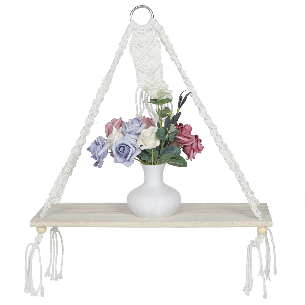 Ein Holzregal mit einer weißen Vase voller Blumen, aufgehängt an einem weißen Seil.