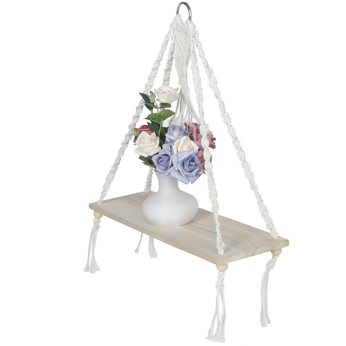 Eine weiße Vase mit Blumen auf einem hängenden Holzregal. Das Regal wird von weißen Seilen gehalten.
