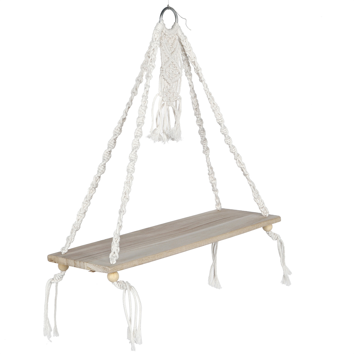 Weißes Makramee-Regal mit Holzregal, Quasten und Holzperlen.