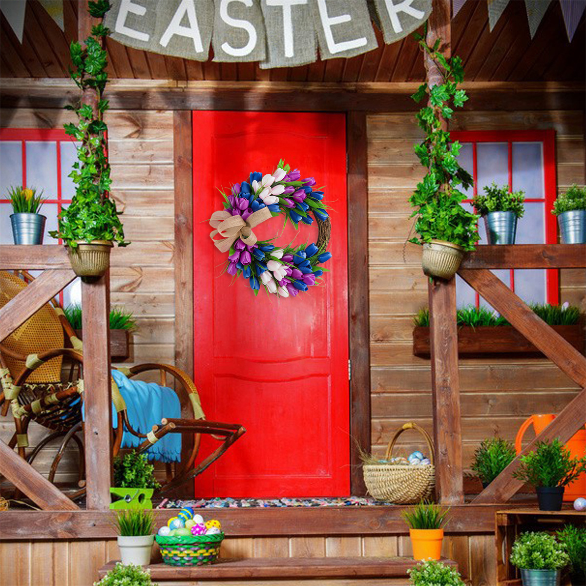 Eine rote Tür mit einem Blumenkranz. Eine Holzveranda mit Osterdekorationen.