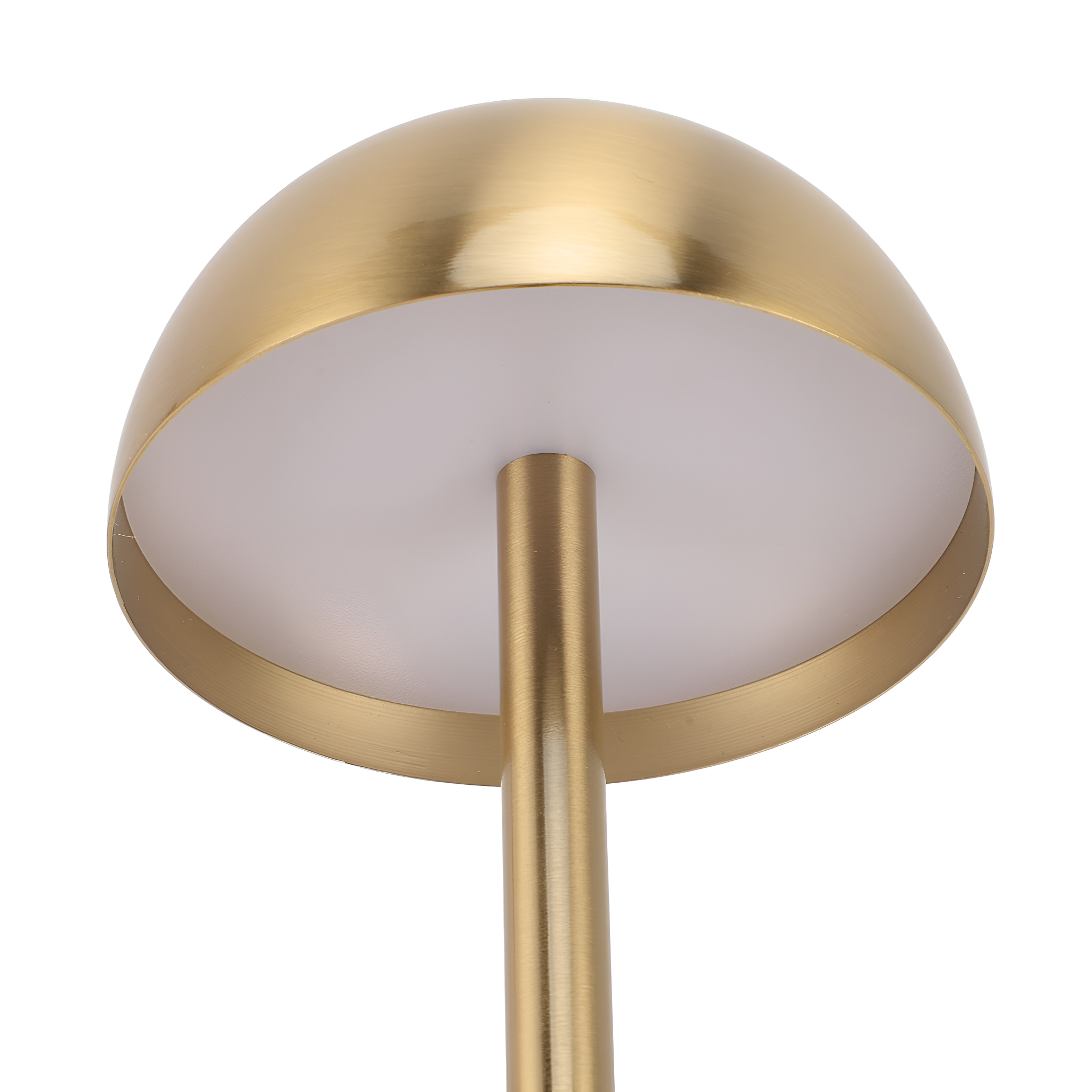 Goldene Lampe mit weißem Innenraum. Nahaufnahme und helle Beleuchtung. Weißer Hintergrund.