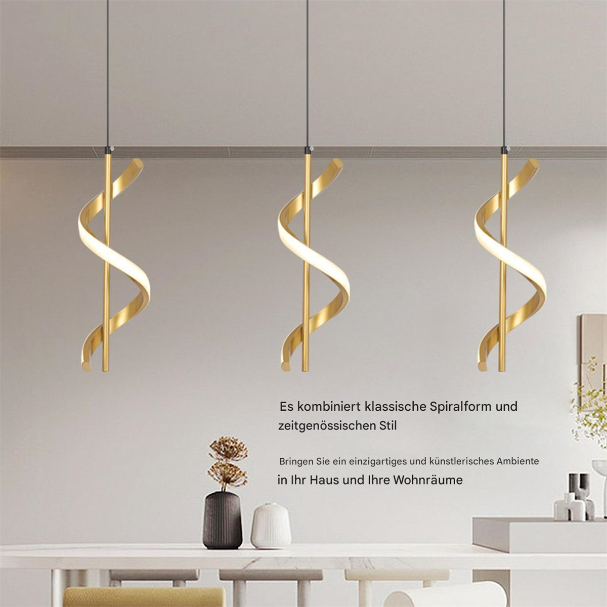 Drei goldene Spiral-Pendelleuchten hängen über einem weißen Tisch. Dunkler Hintergrund.