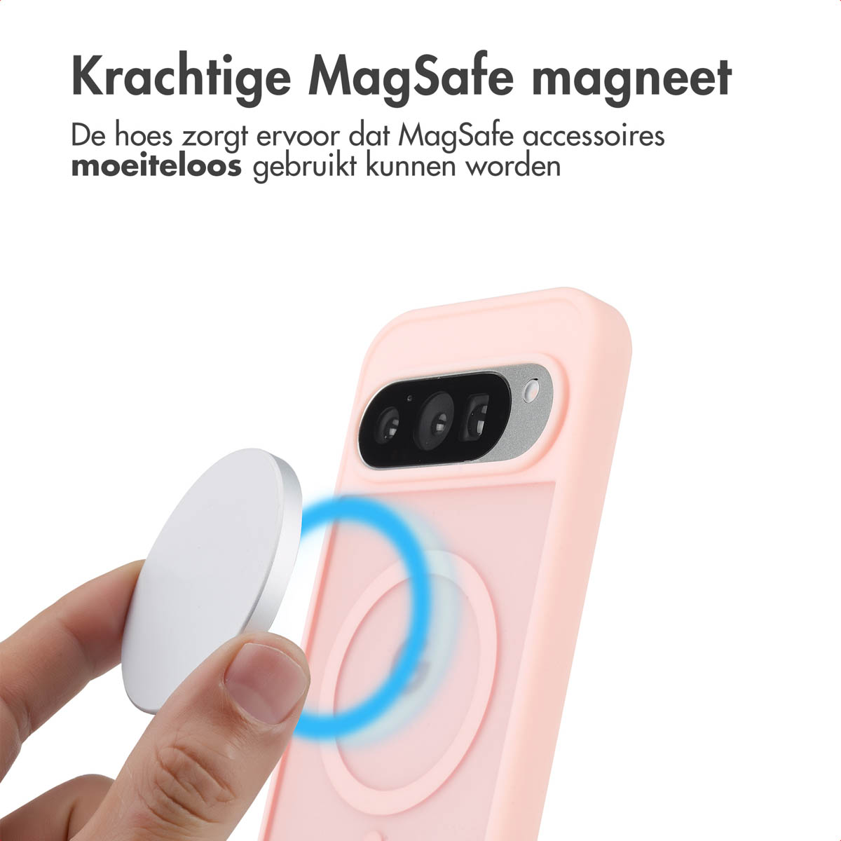 Een hand die een zilveren MagSafe-accessoire vasthoudt, dichtbij een roze telefoonhoesje.