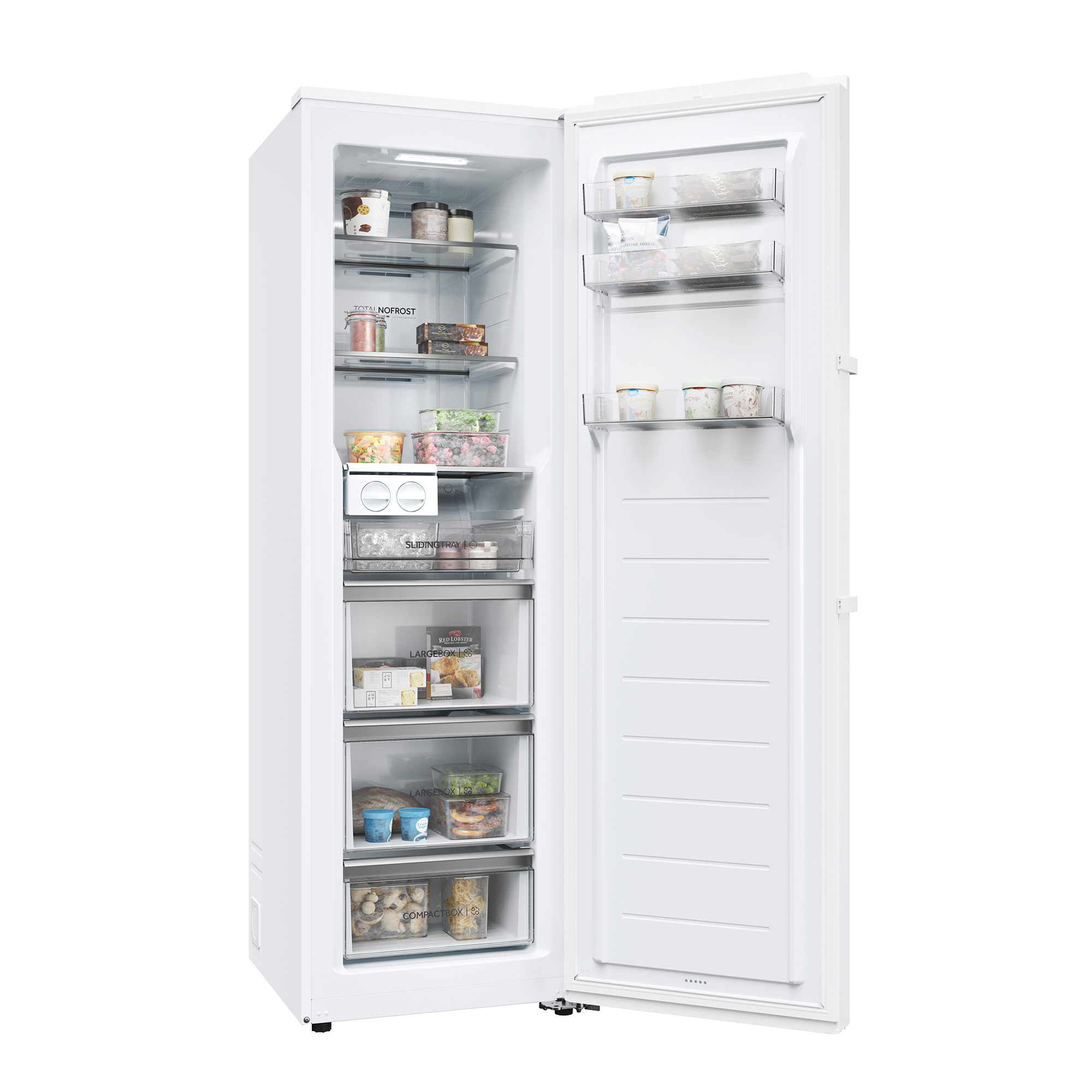 Weißer Kühlschrank, geöffnet. Im Inneren befinden sich Regale mit Lebensmitteln.