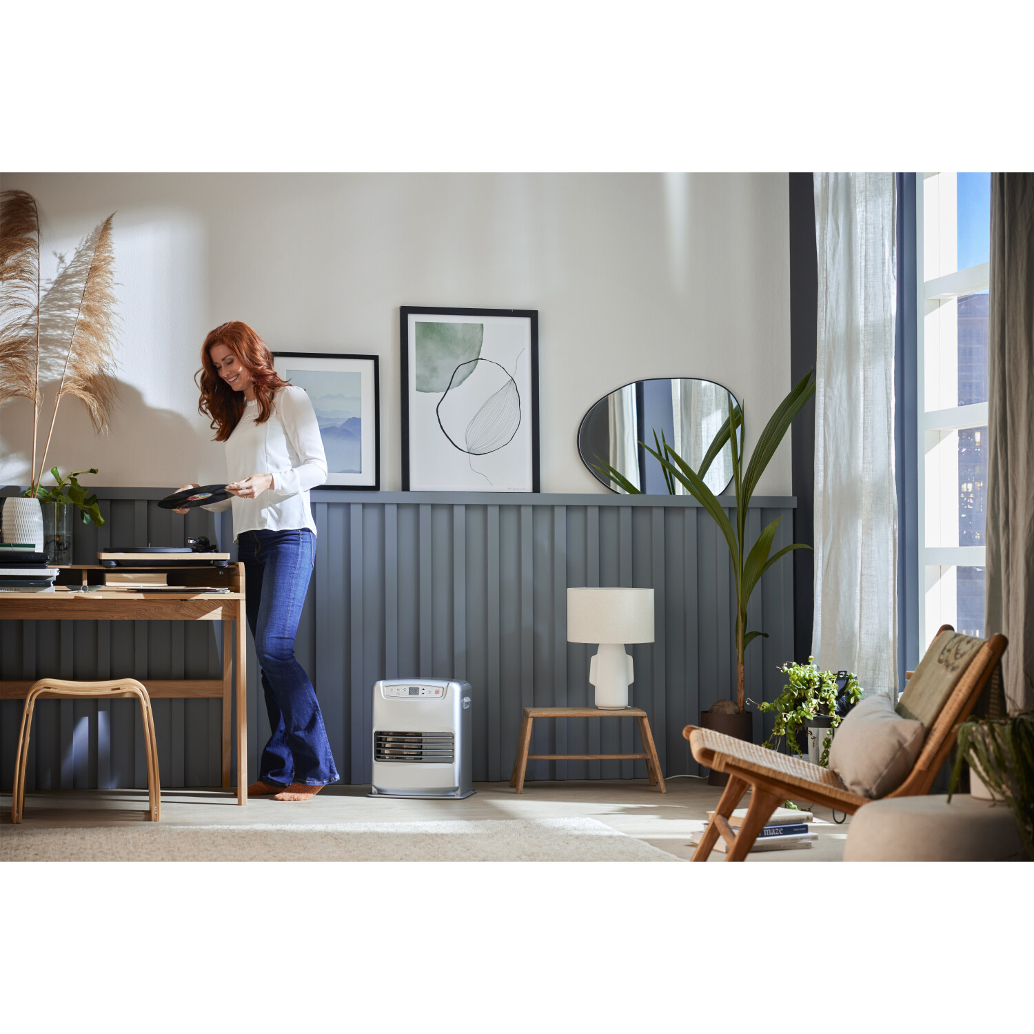 Scena w salonie, widoczna kobieta i grzejnik, białe tło.