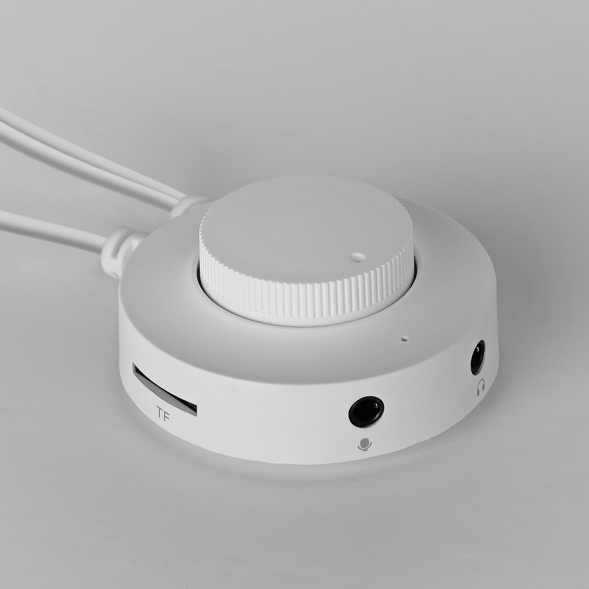 Biały moduł sterowania audio z centralnym pokrętłem, gniazdem kart TF i gniazdami słuchawkowymi.