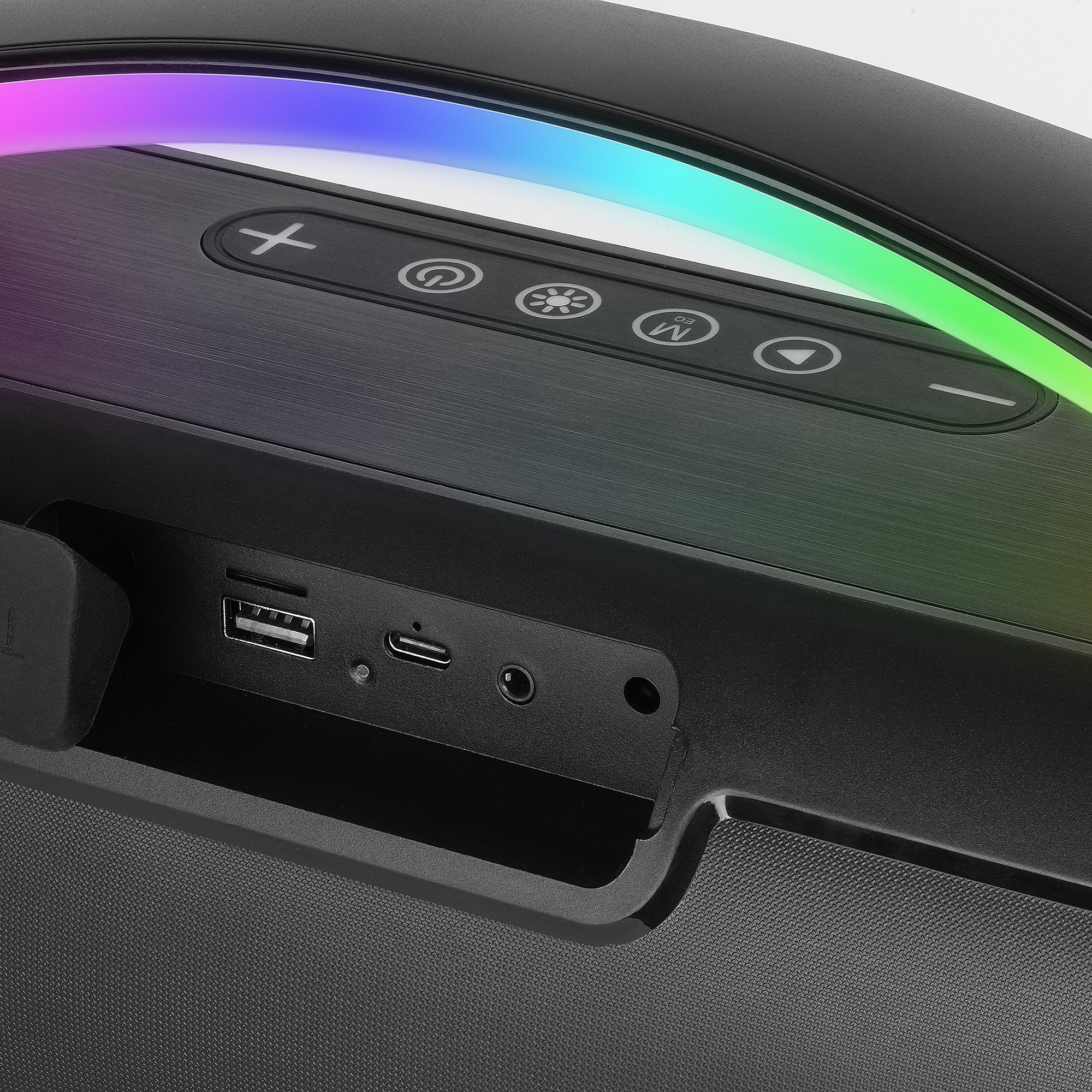 Zbliżenie czarnego głośnika. Pokazuje przyciski, USB i inne porty oraz światła.