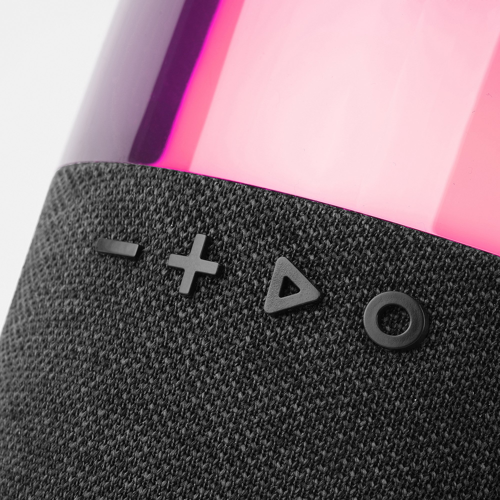 Zbliżenie głośnika z czarną osłoną z tkaniny i przyciskami sterowania ze światłami LED.