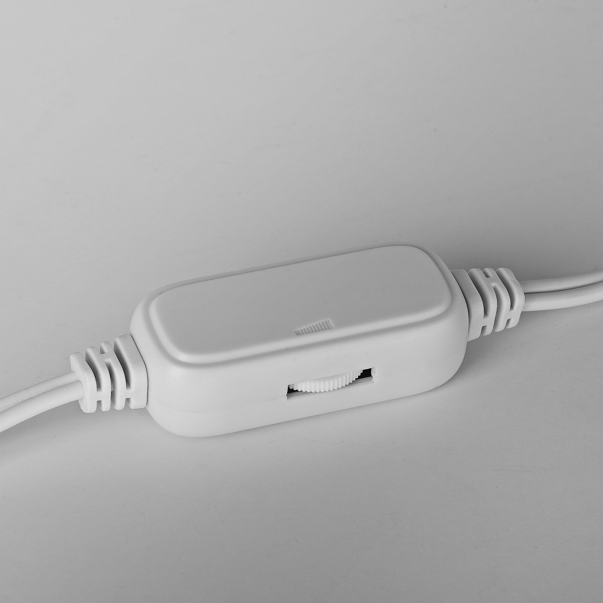 Un interruttore dimmer bianco su un cavo bianco, che mostra la manopola per la regolazione.