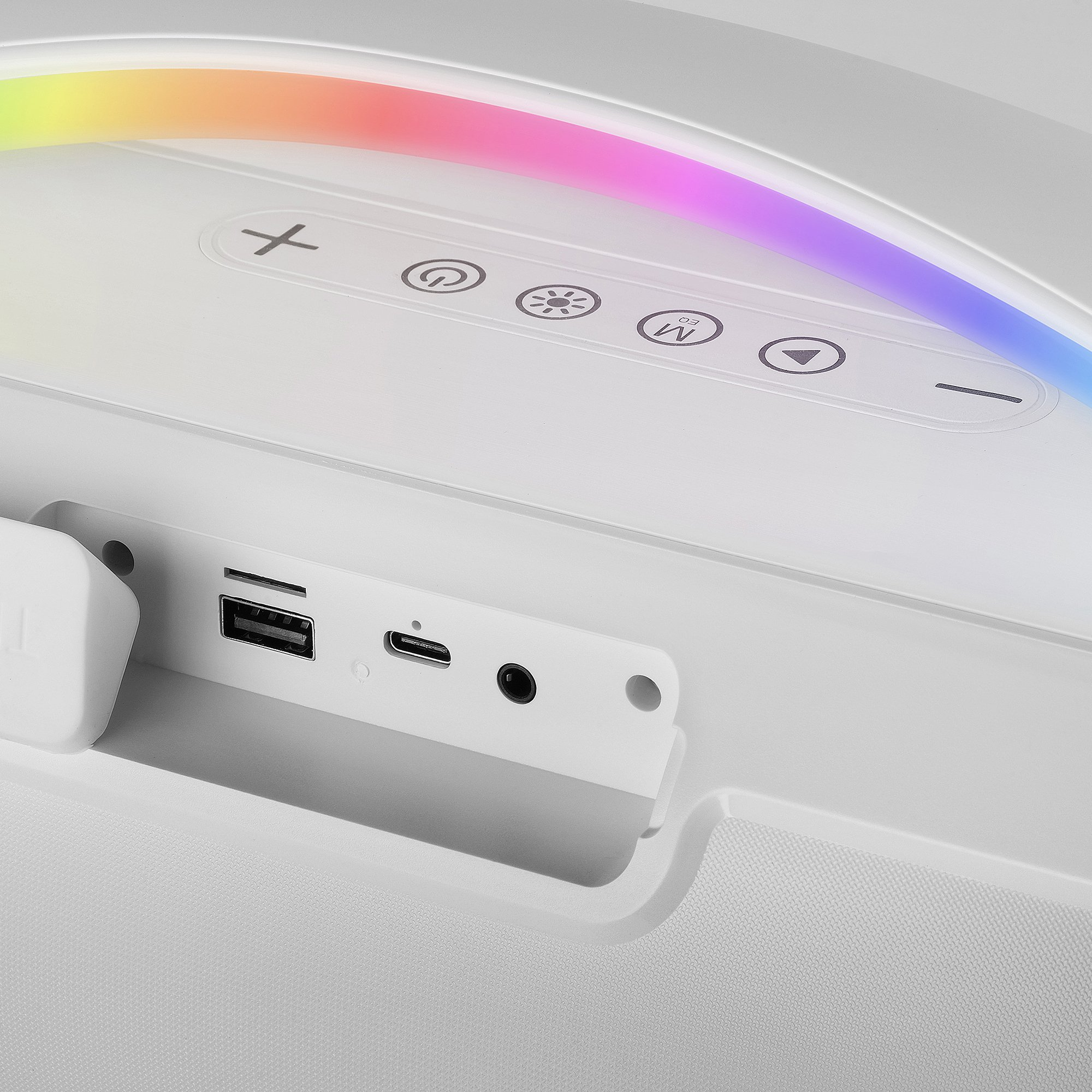 Nahaufnahme eines weißen Lautsprechers mit Regenbogenlicht, Knöpfen und Anschlüssen.