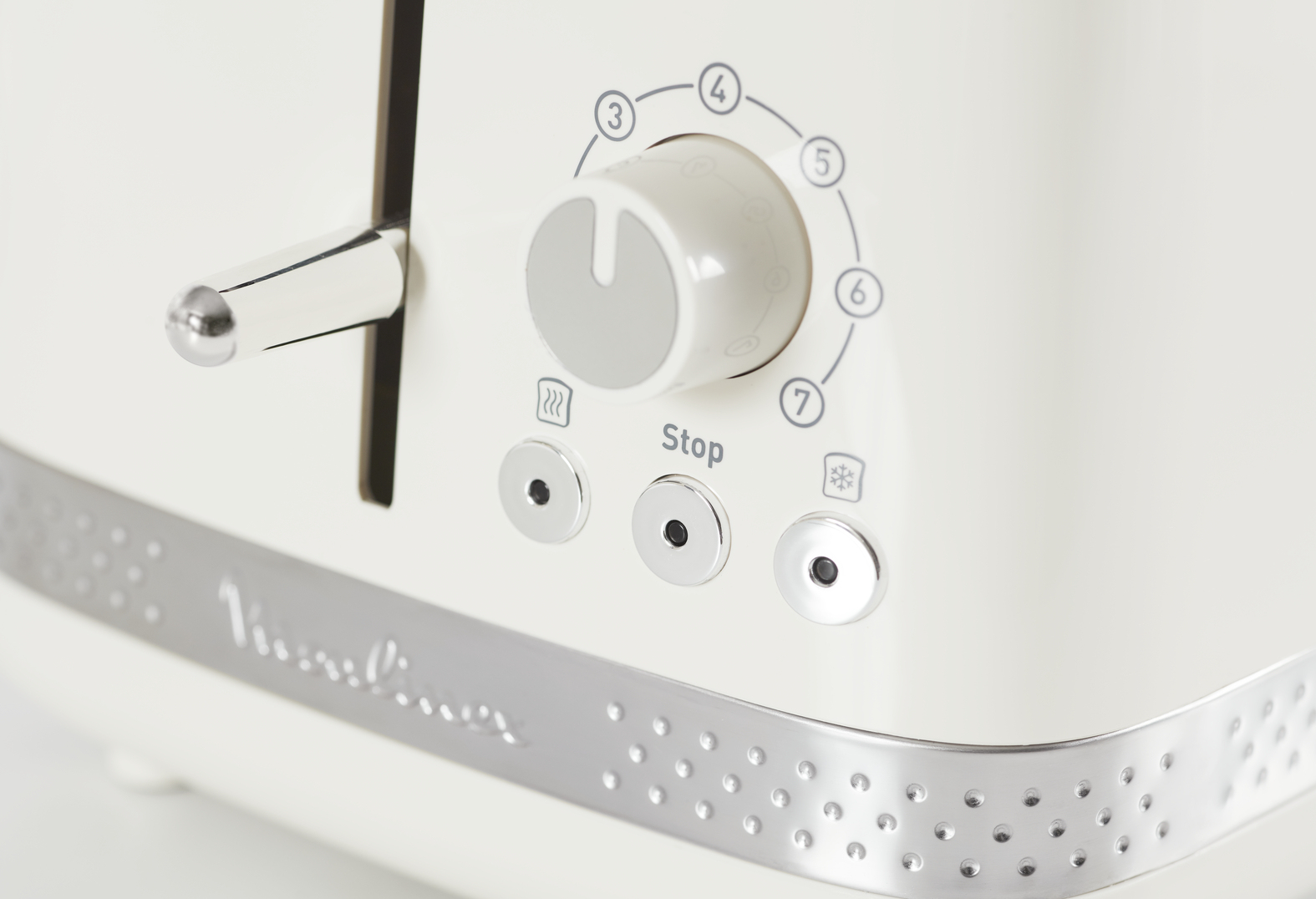 Primer plano del panel de control de una tostadora Moulinex blanca. Tiene un dial para niveles de tostado y botón de parada.