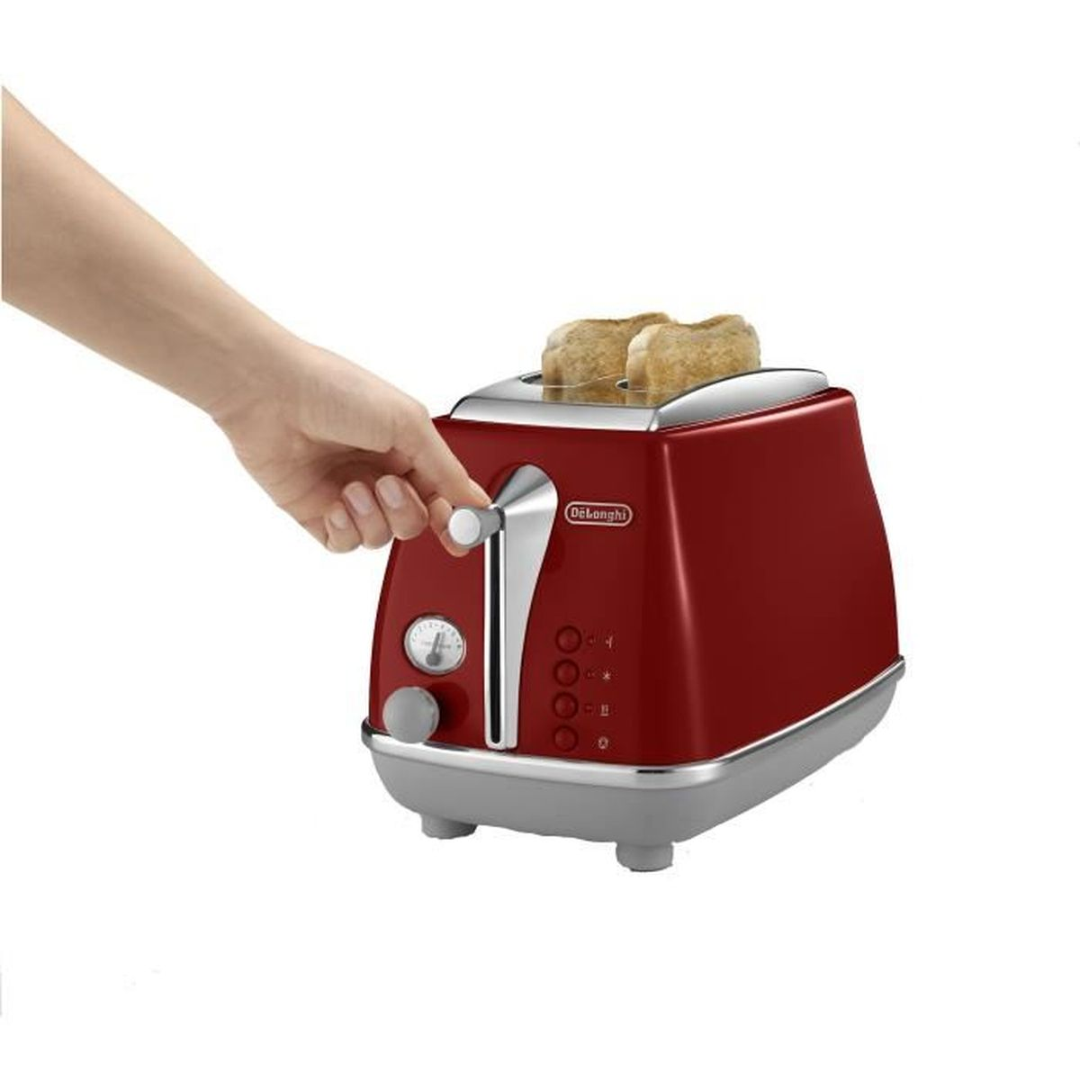 Ein roter Toaster, der von einer Person bedient wird.