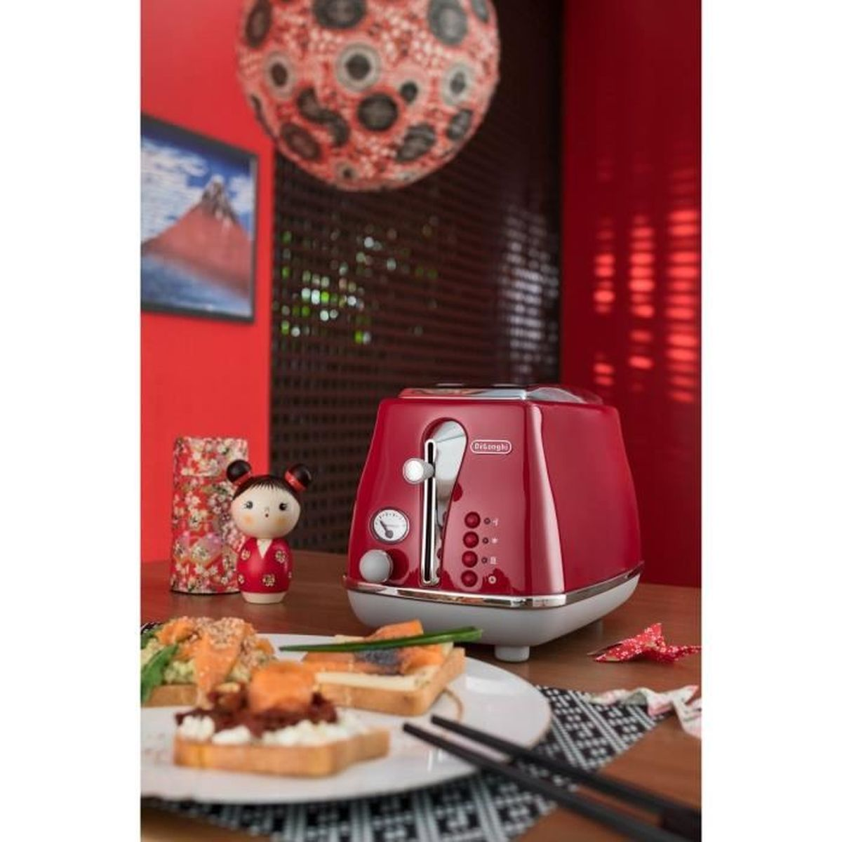 Ein roter Toaster mit Toast und Gewürzen in einer rot gehaltenen Küche.
