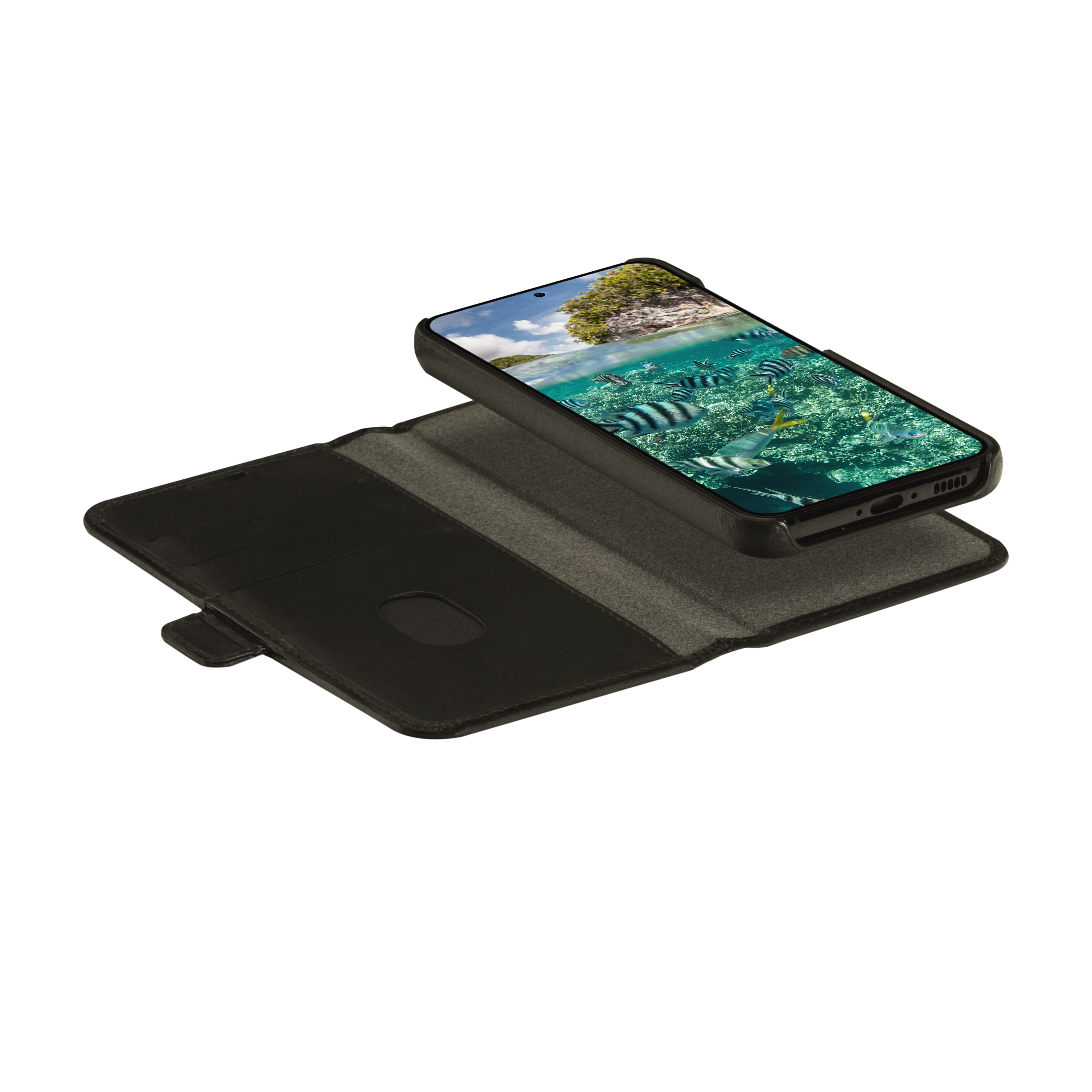 Smartphone in custodia, mostra scena subacquea, su custodia, su sfondo bianco.