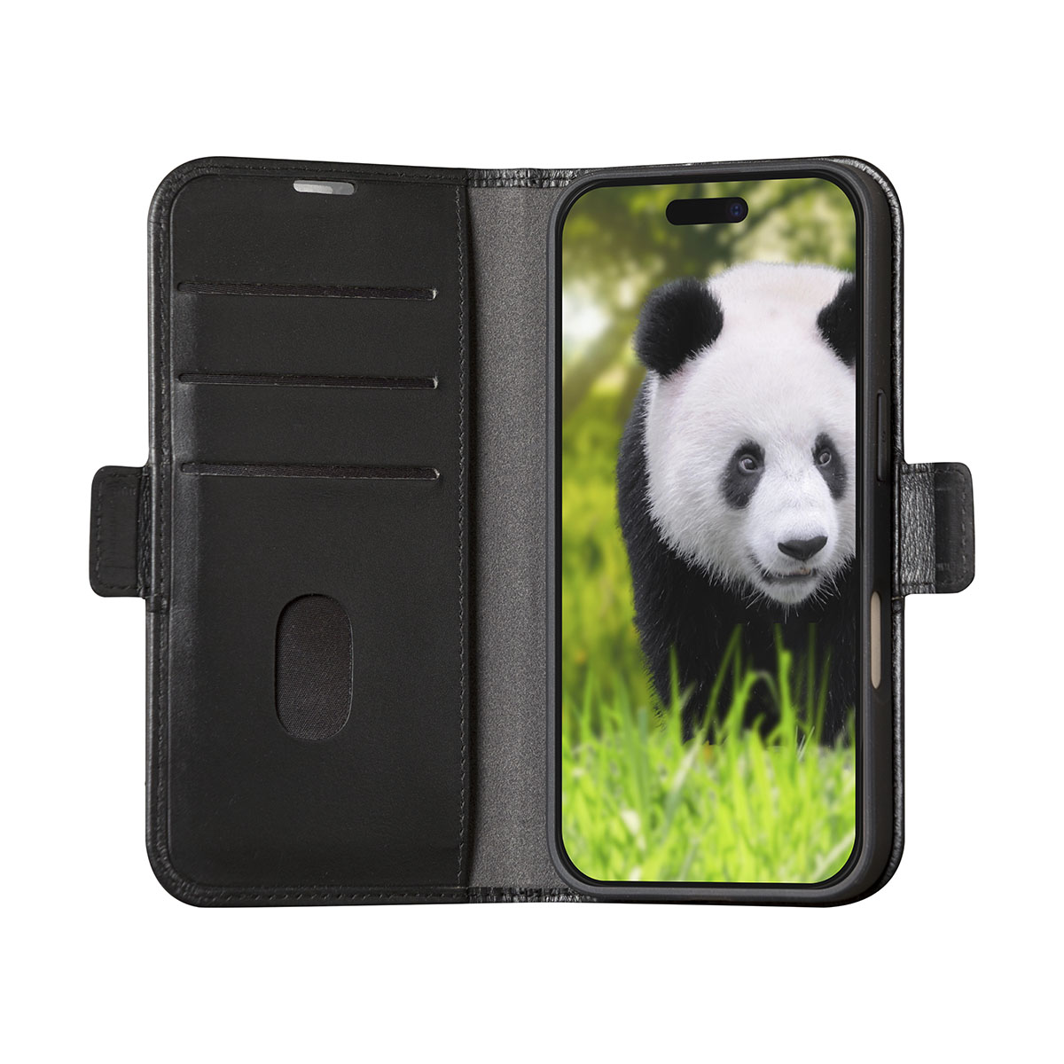 Un telefono nero è in una custodia di pelle nera. Lo schermo del telefono mostra un panda nell'erba verde.