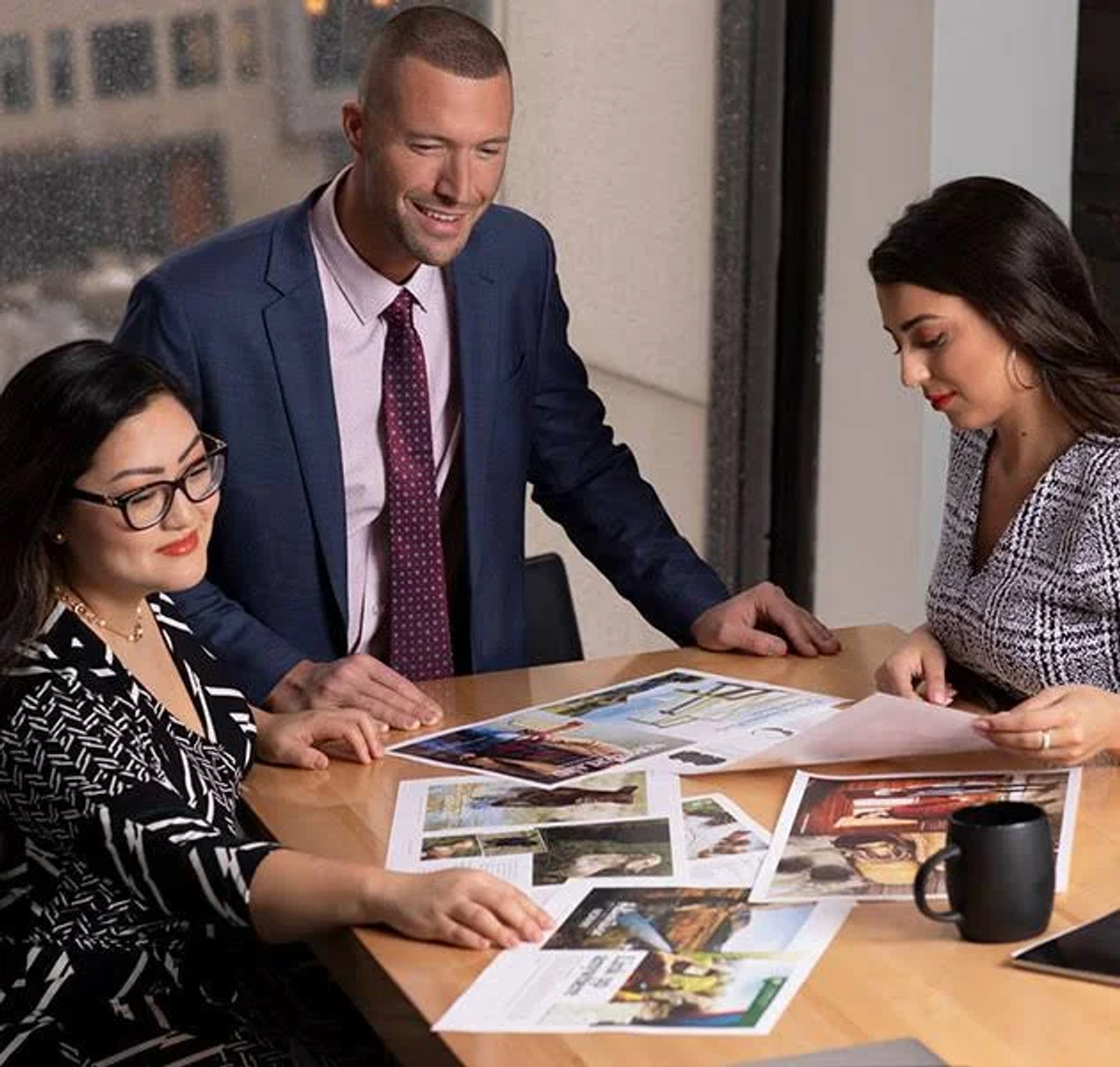 Brązowe pudełko z marką Develop, czarnym tekstem i wkładem do drukarki.
