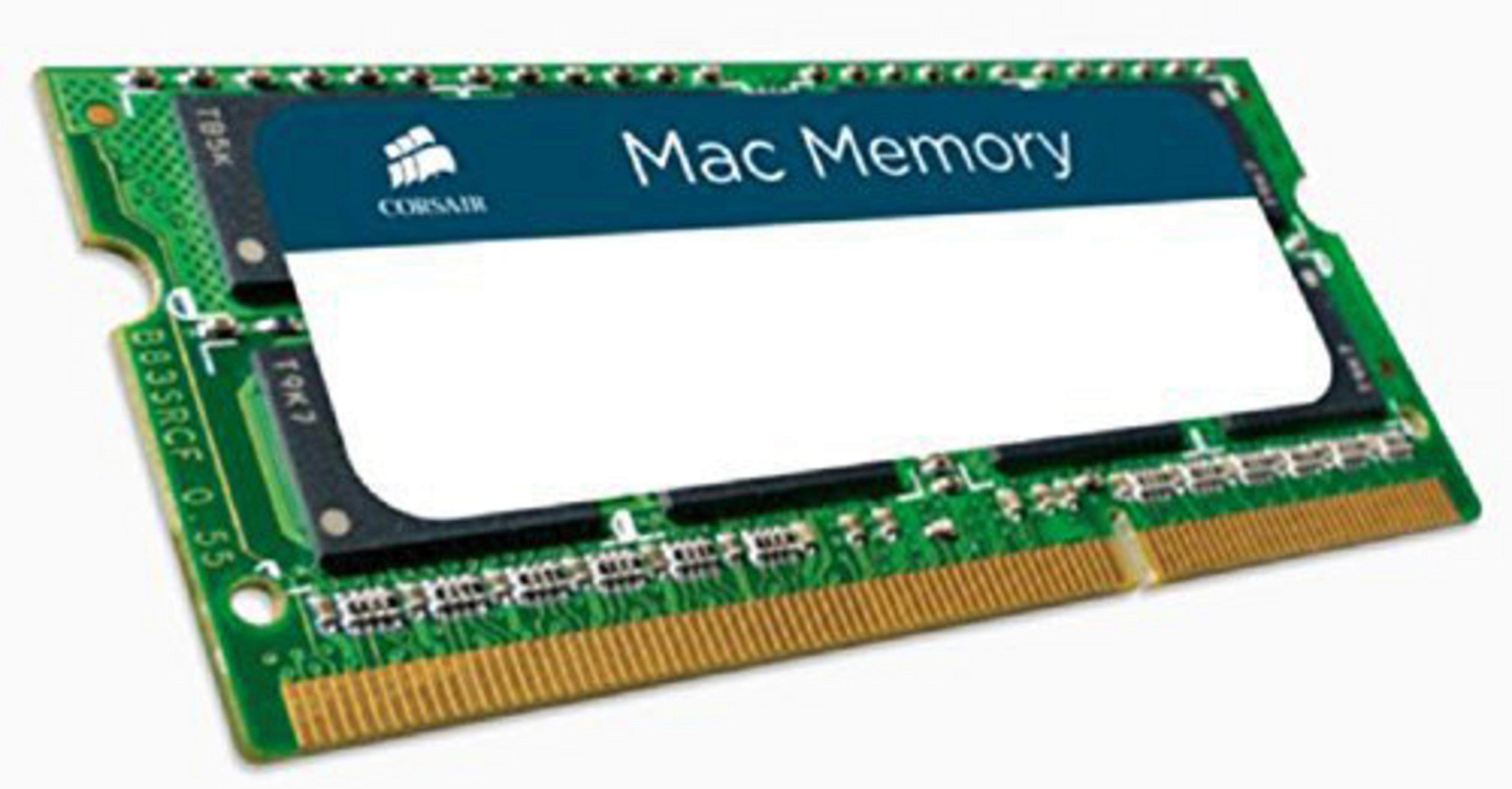 Zielony moduł RAM z niebieską etykietą 'Mac Memory' i logo Corsair, na białym tle.