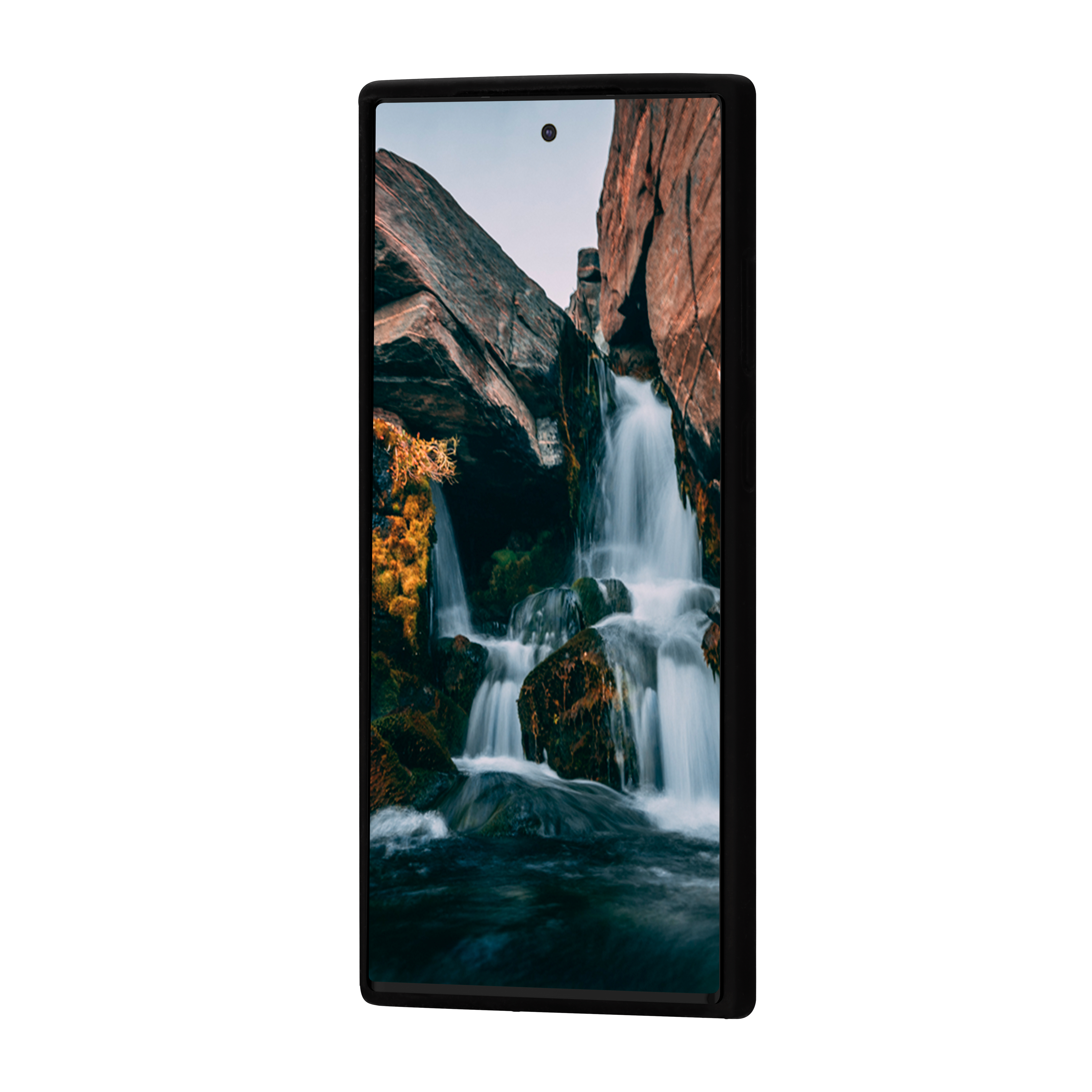 Smartphone con scena di cascata sullo schermo, tenuto in una custodia nera.
