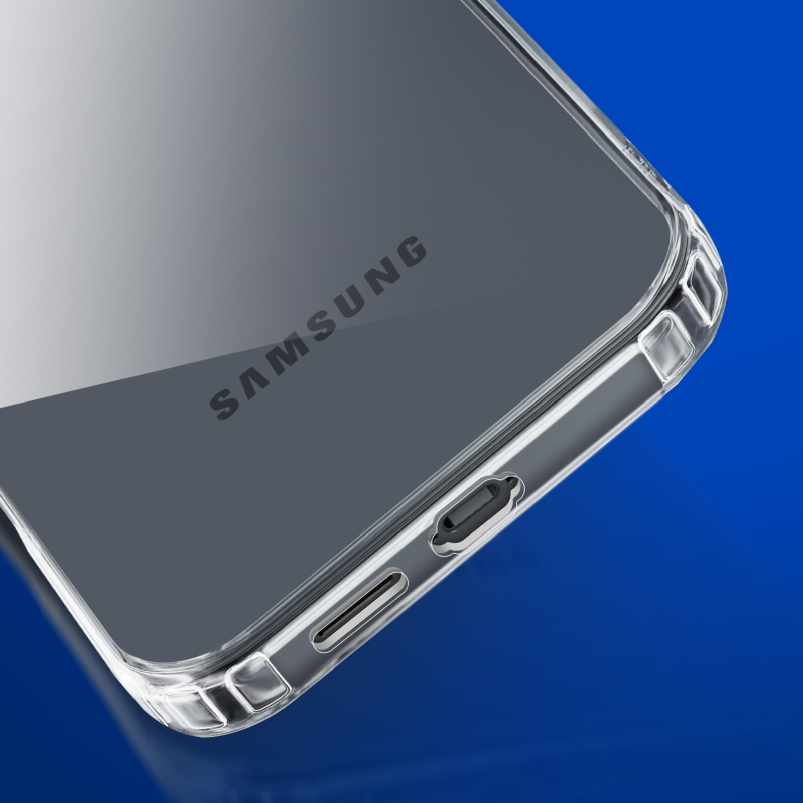 Transparante smartphone hoes, close-up, toont het Samsung-logo. Transparant, strak design.