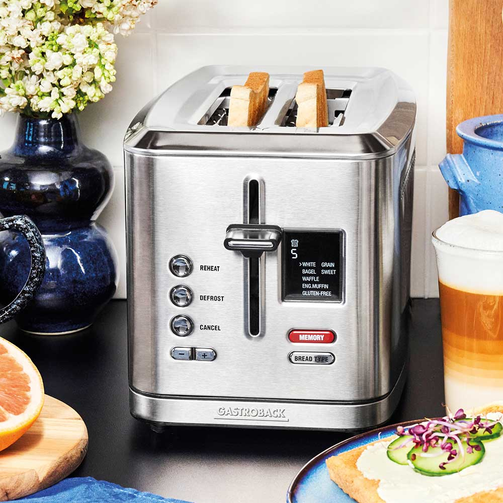 Ein GASTROBACK Toaster aus Edelstahl mit Toast und Bedienfeld.