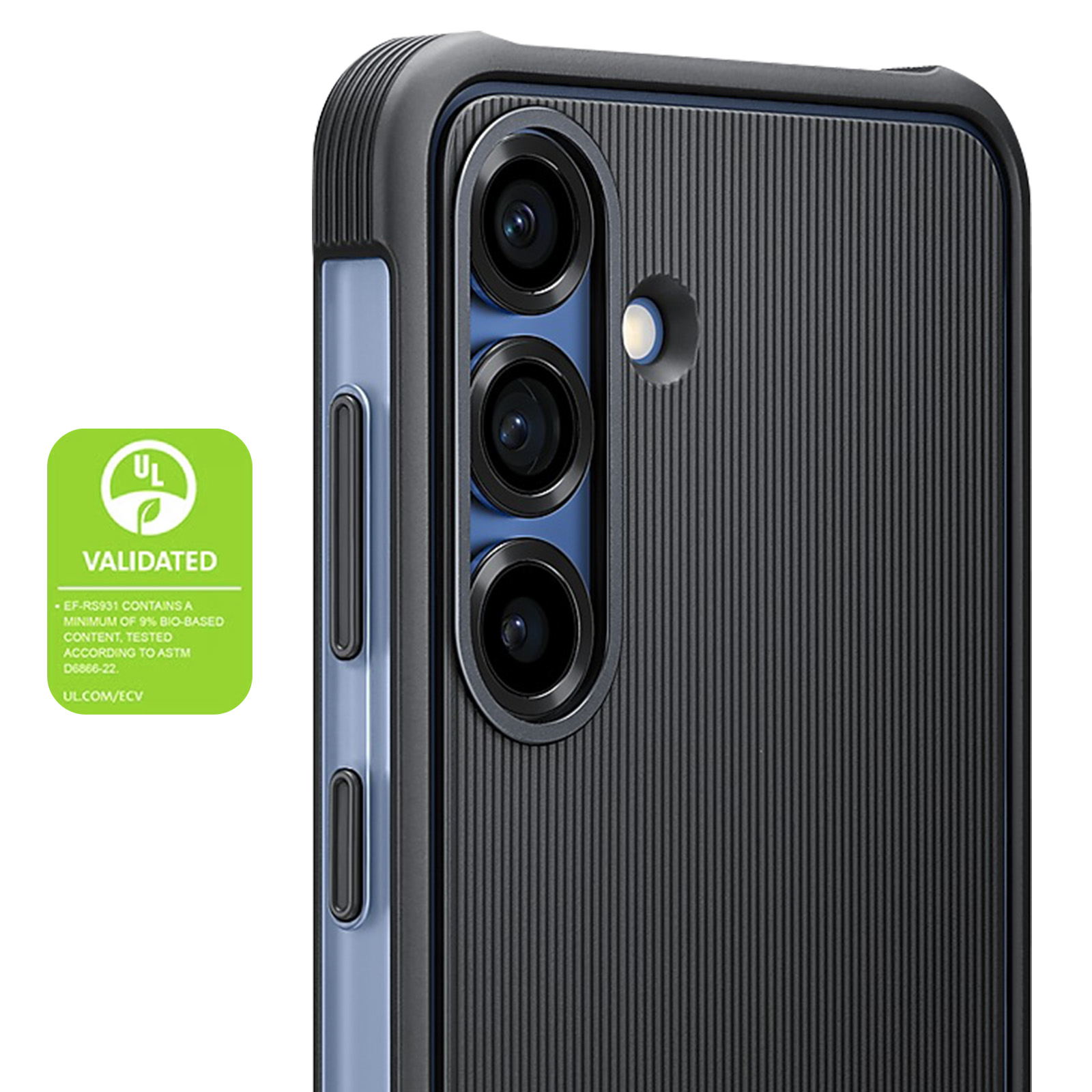 Primer plano de una funda negra con cámara de tres lentes y etiqueta de validación verde.