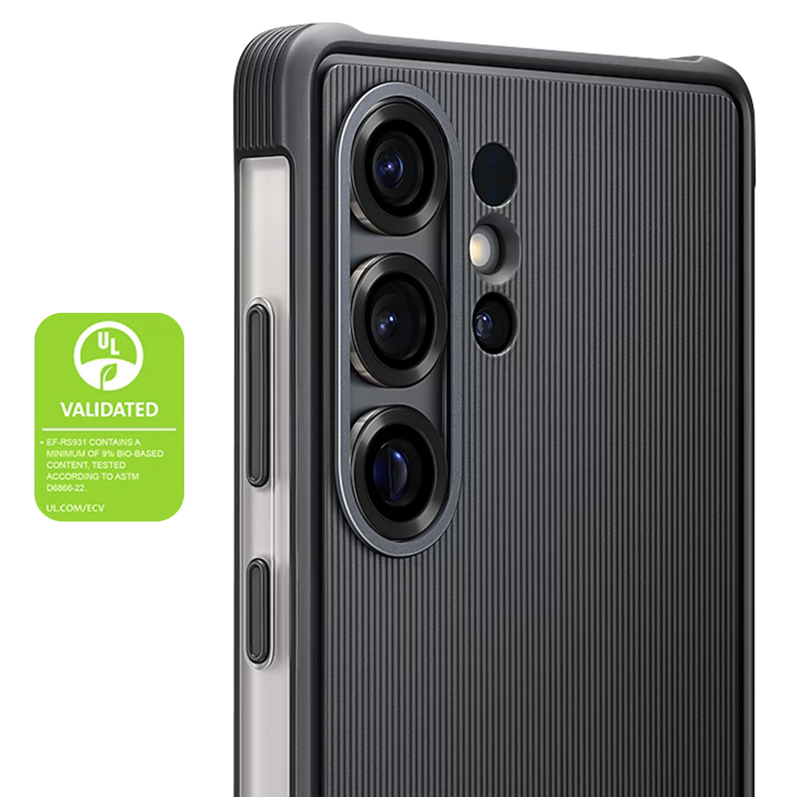 Achterkant van een zwarte telefoon met textuurpatroon en drie cameralenzen. Groene sticker zichtbaar.