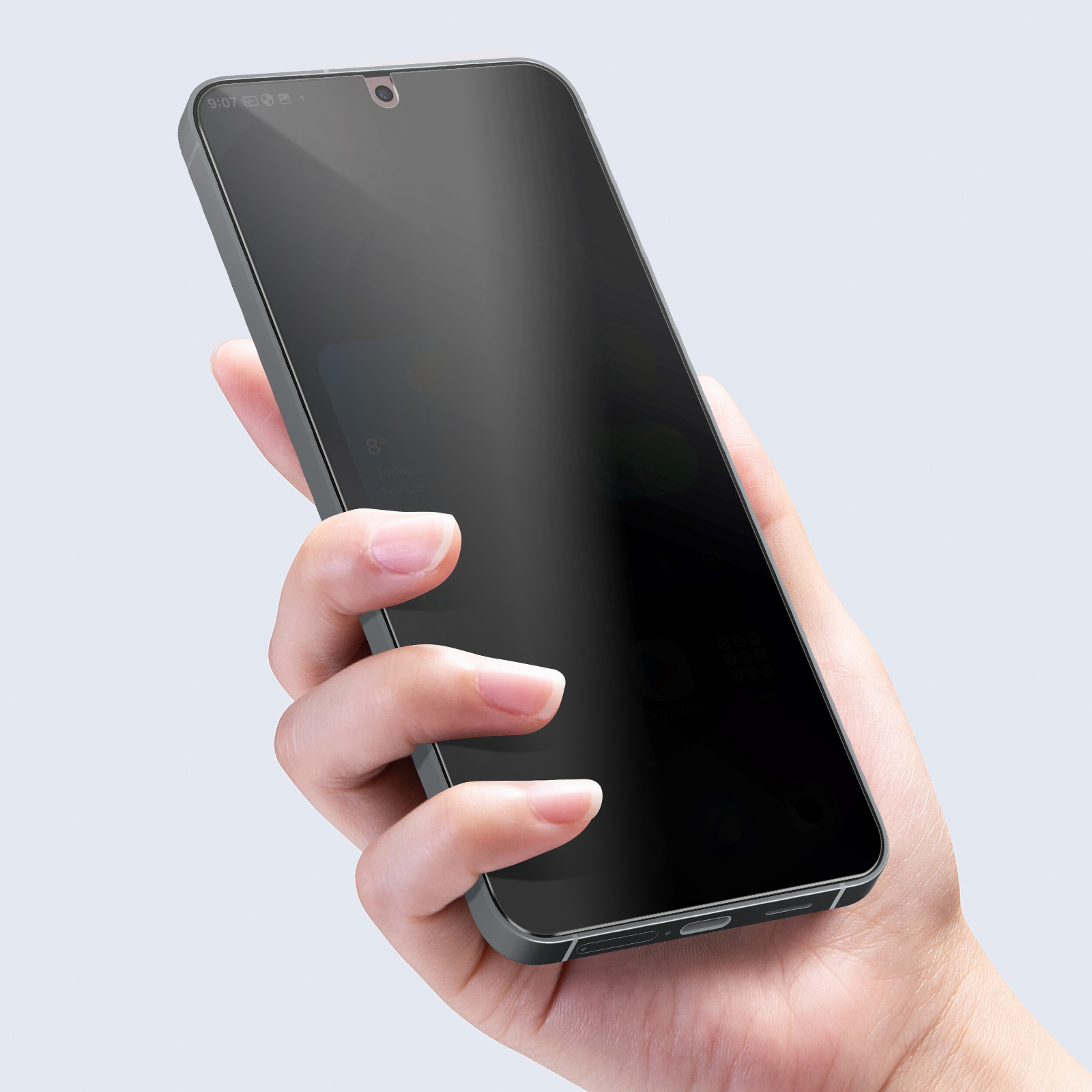 Een hand houdt een zwarte smartphone met een leeg scherm vast tegen een lichte achtergrond.