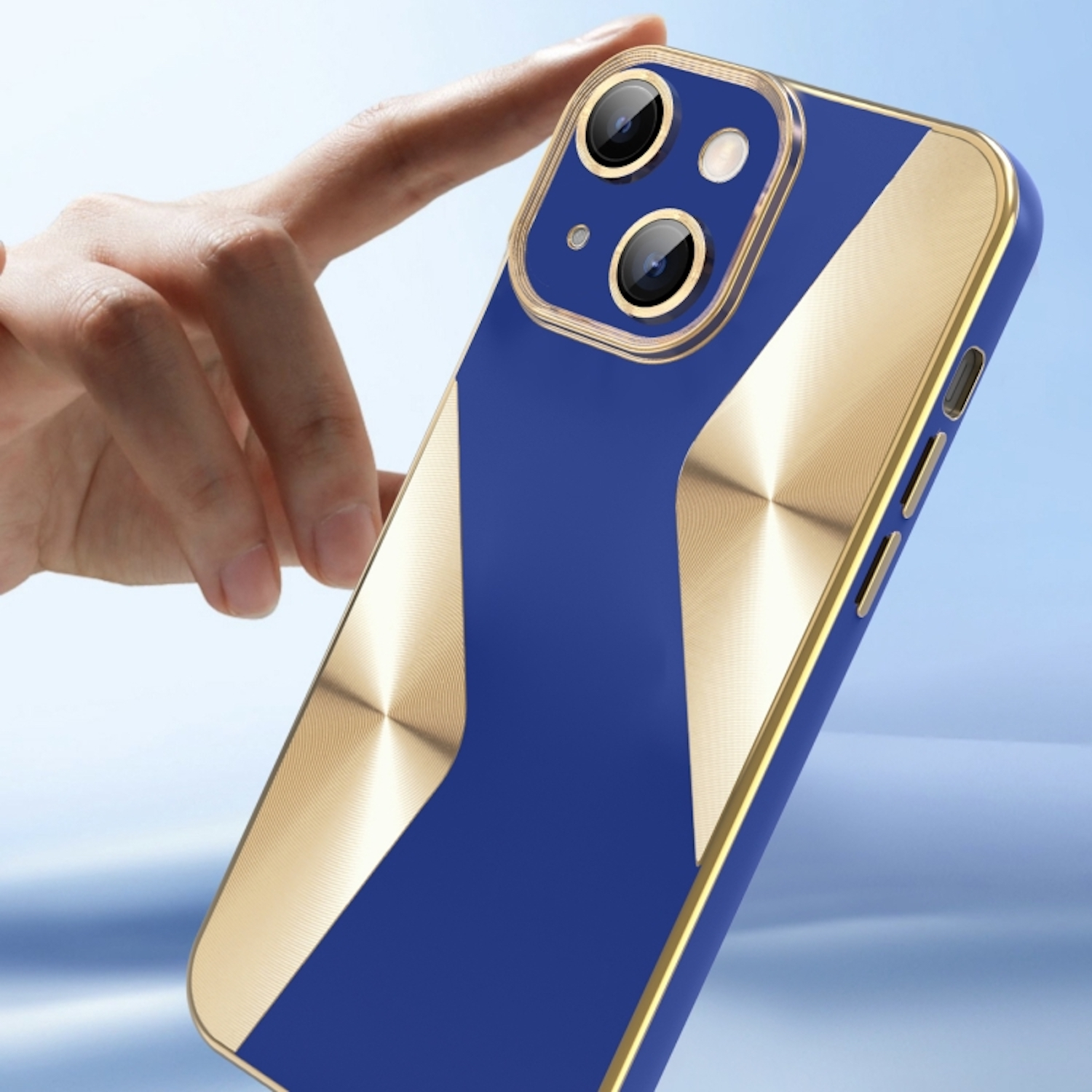 Hand hält eine blaue Handyhülle mit goldfarbenen Akzenten und goldfarbenem Rand. Blauer Hintergrund.