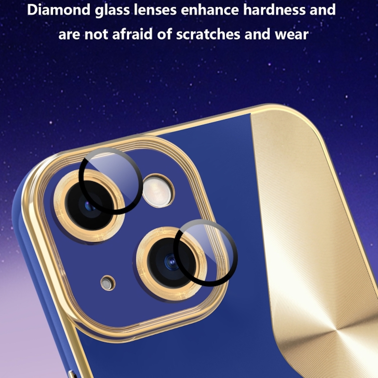Nahaufnahme einer Handyhülle mit Diamantglaslinsen. Blaue Hülle mit goldenen Rändern, auf sternenklarem Hintergrund.