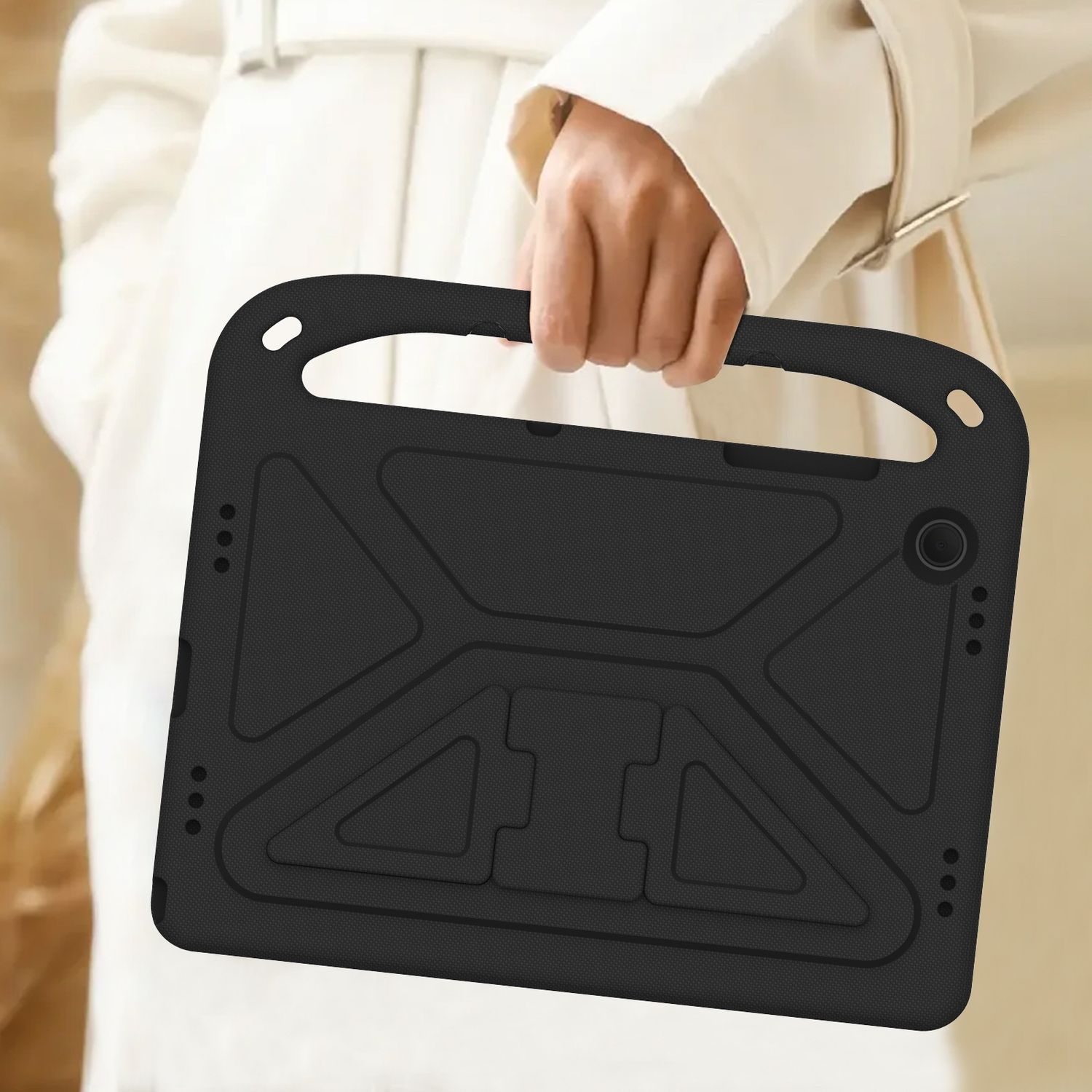 Eine Person hält eine schwarze Tablet-Hülle. Die Hülle ist schwarz mit einem Griff und einem strukturierten Design.