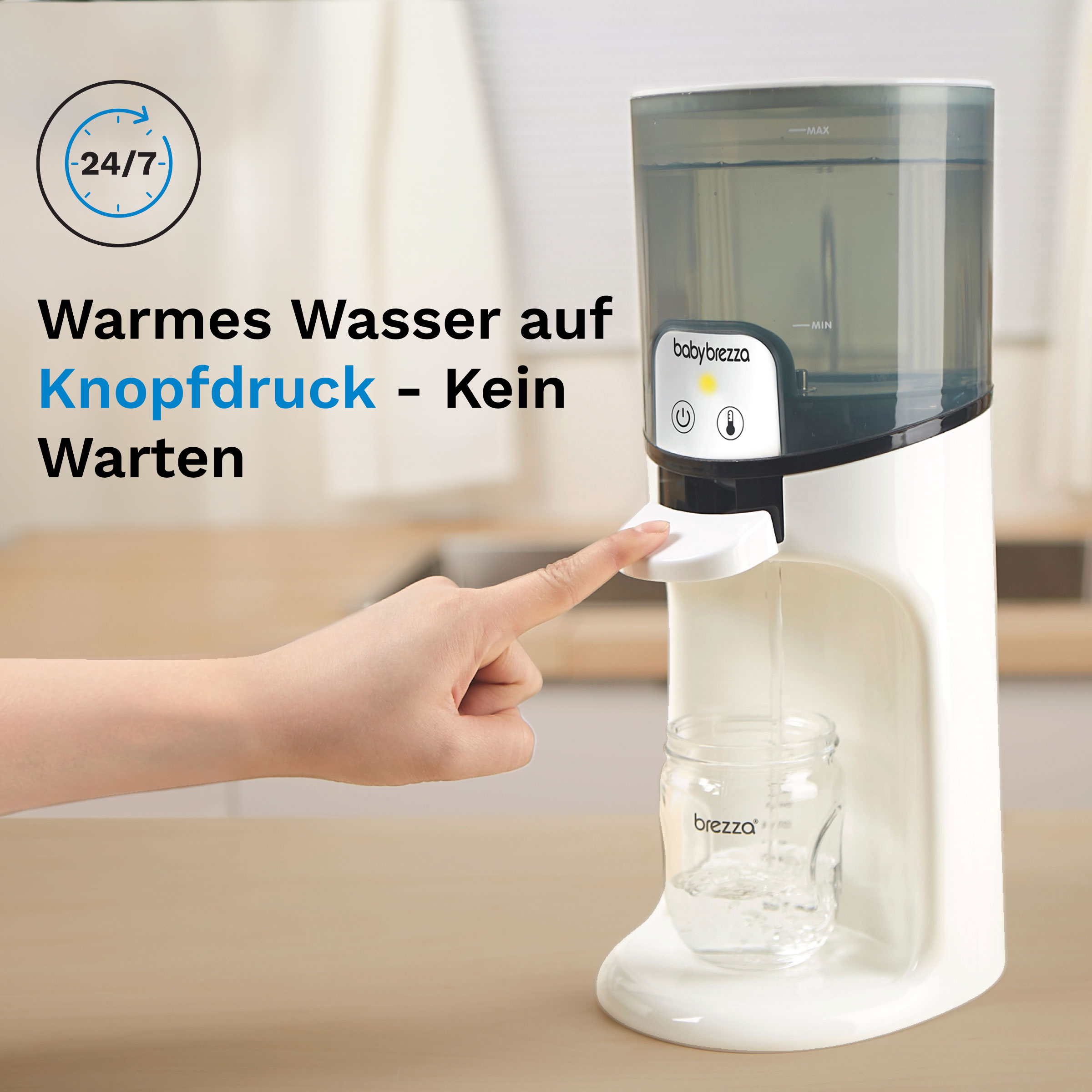 Weiß-cremefarbener Babyflaschenwärmer. Hand einer Person drückt Knopf. Glasflasche darunter.