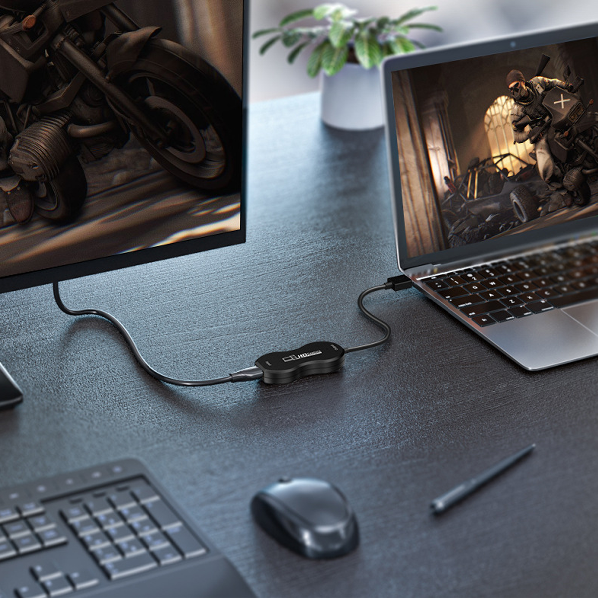 Ein Laptop und ein Monitor sind über einen schwarzen Hub auf einem Schreibtisch verbunden. Maus und Tastatur sind sichtbar.