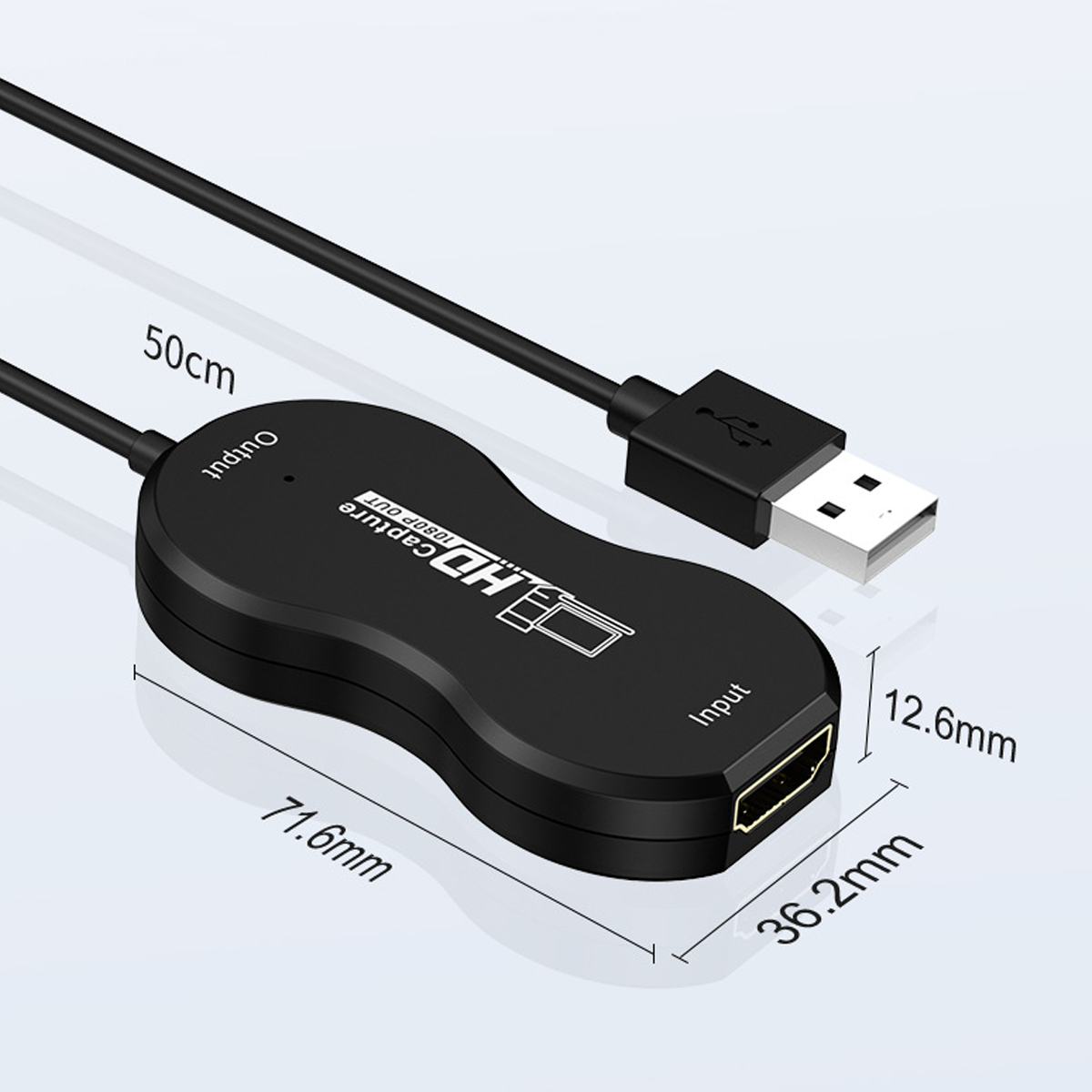 Schwarze HDMI-zu-USB-Aufnahmekarte mit Abmessungen und einem USB-Kabel.