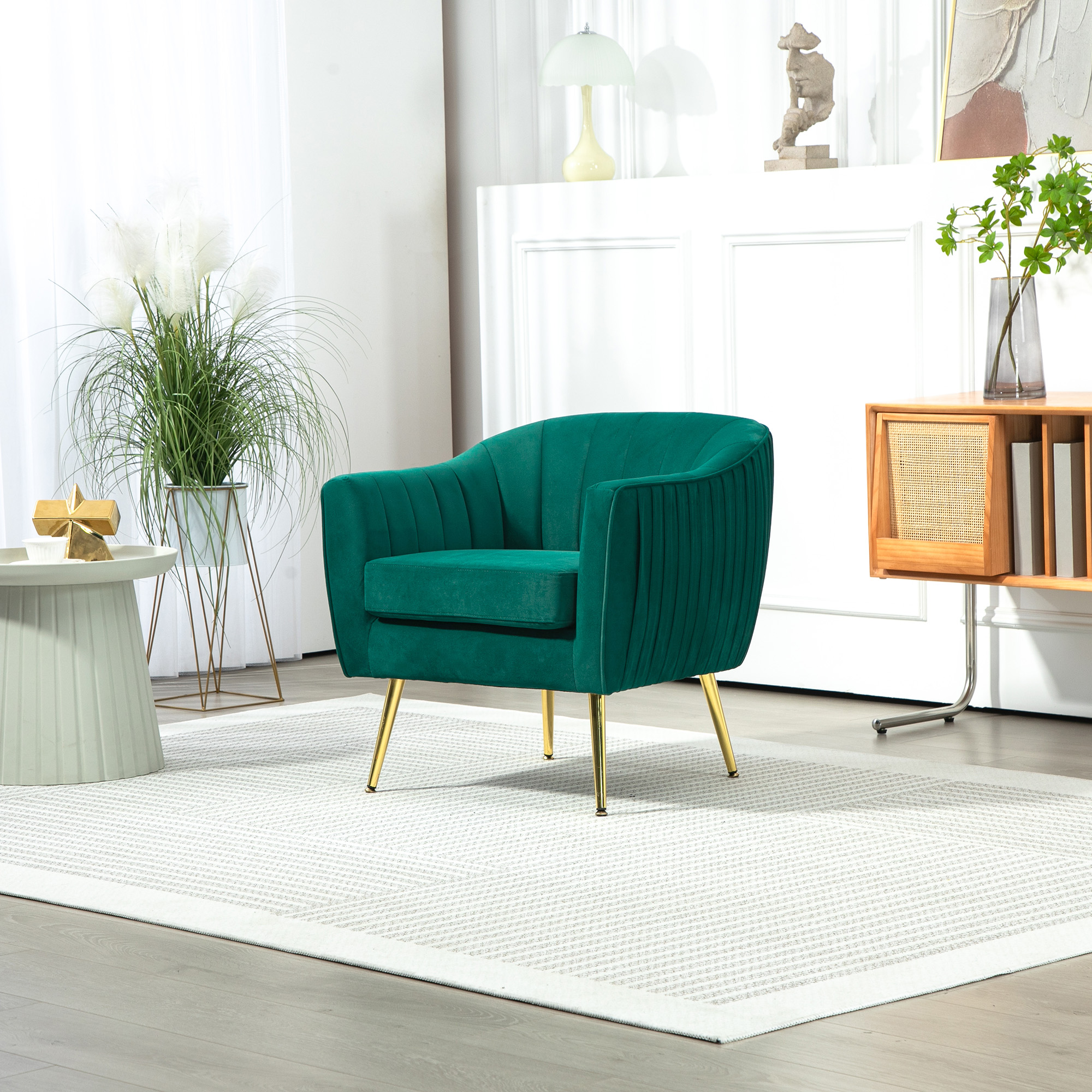 Poltrona verde su un tappeto bianco, con piante e mobili sullo sfondo.