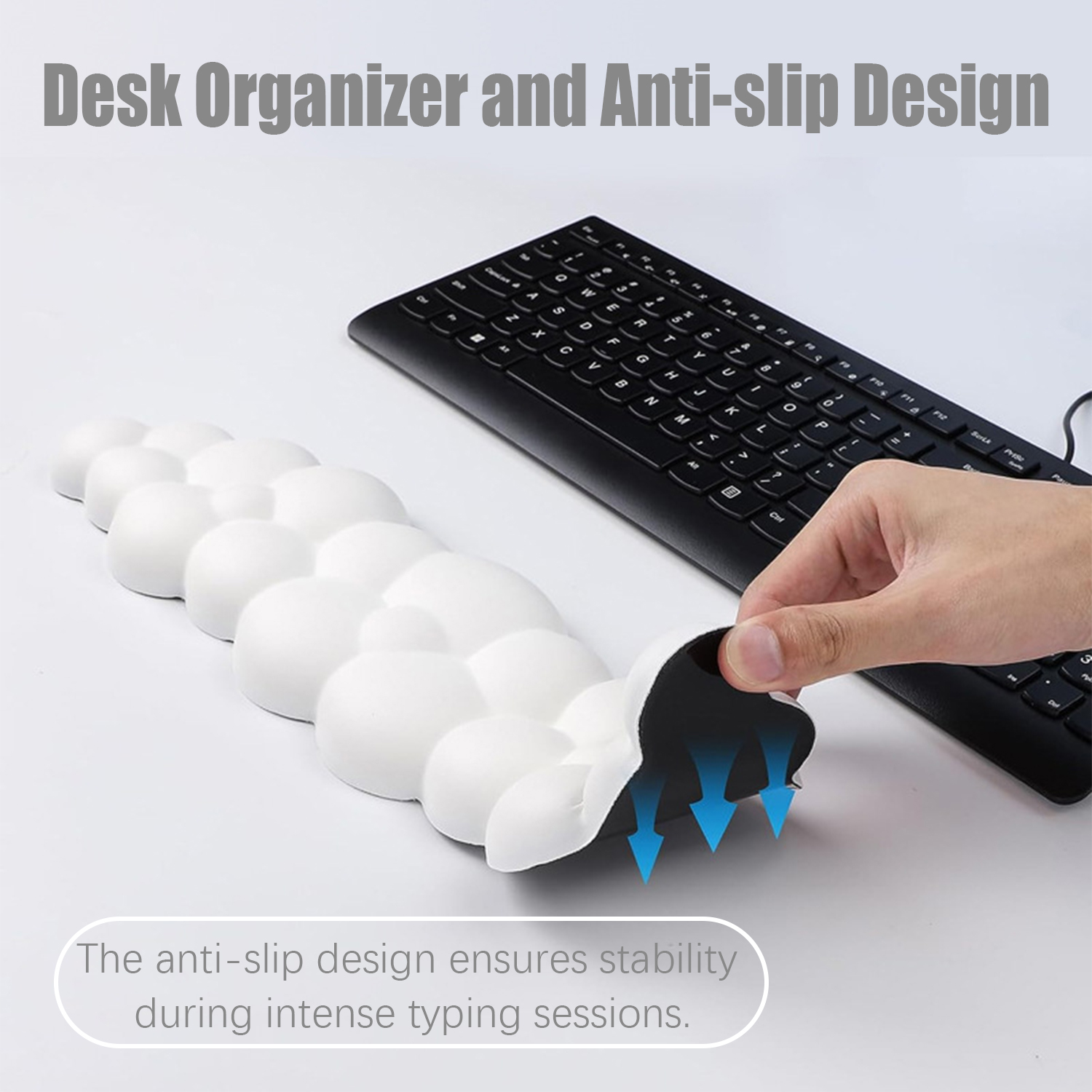Repose-poignet blanc avec un clavier. Design antidérapant montré. Flèches bleues pointent vers le bas.