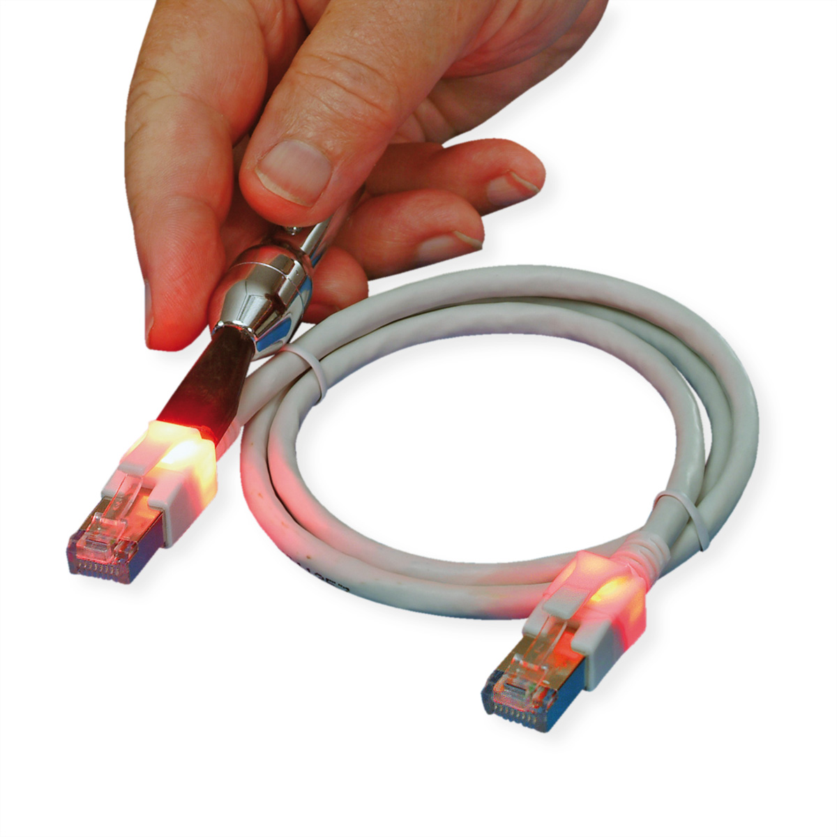 Mano che tiene un cavo Ethernet illuminato con luci rosse e gialle lampeggianti.