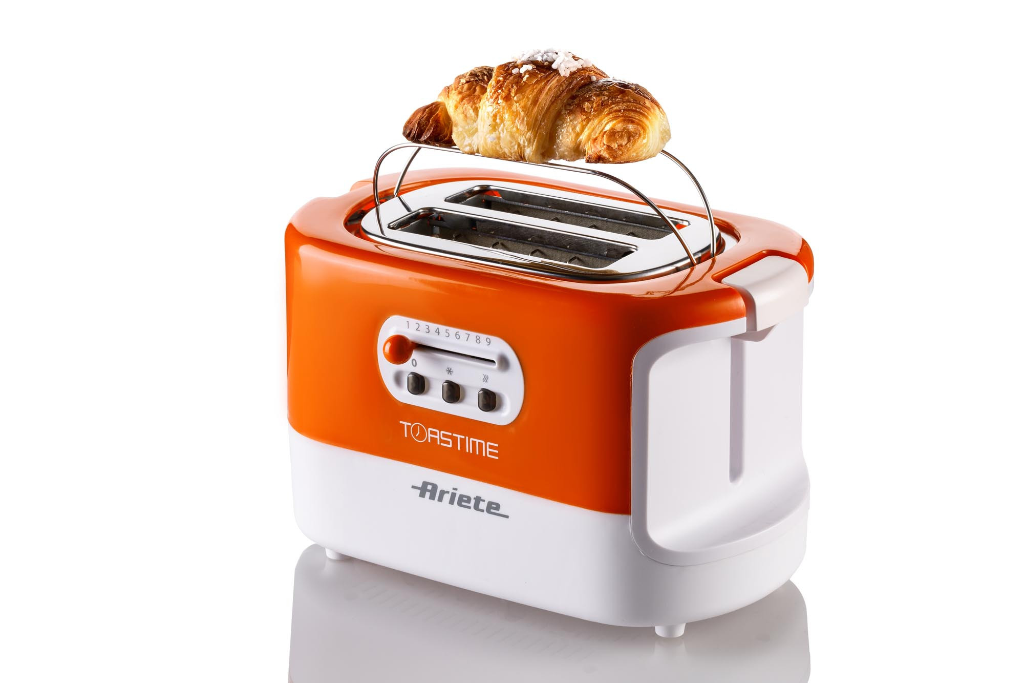 Oranje en witte broodrooster met croissant erop. Witte achtergrond.