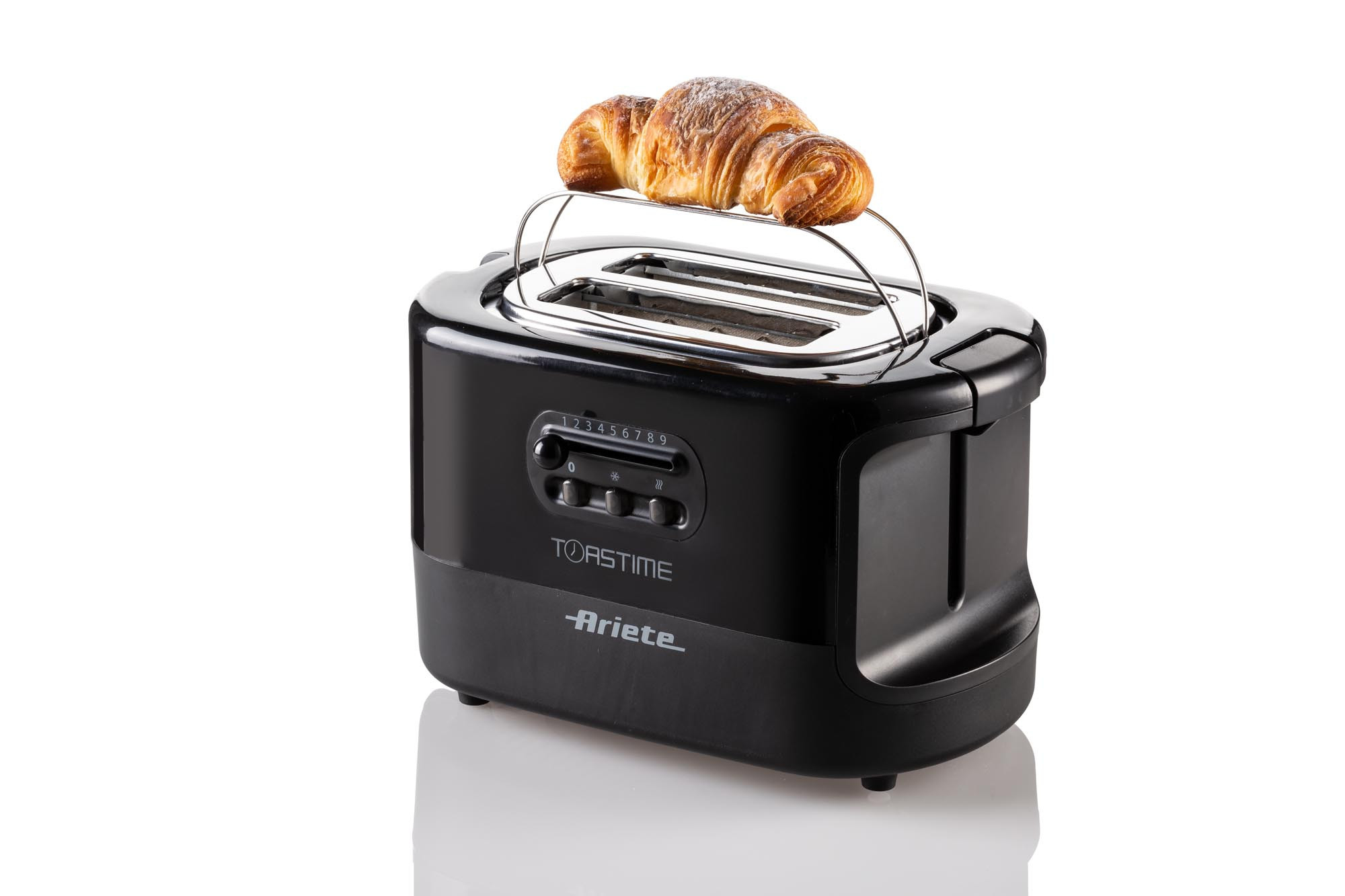 Zwarte broodrooster met croissant, witte achtergrond.