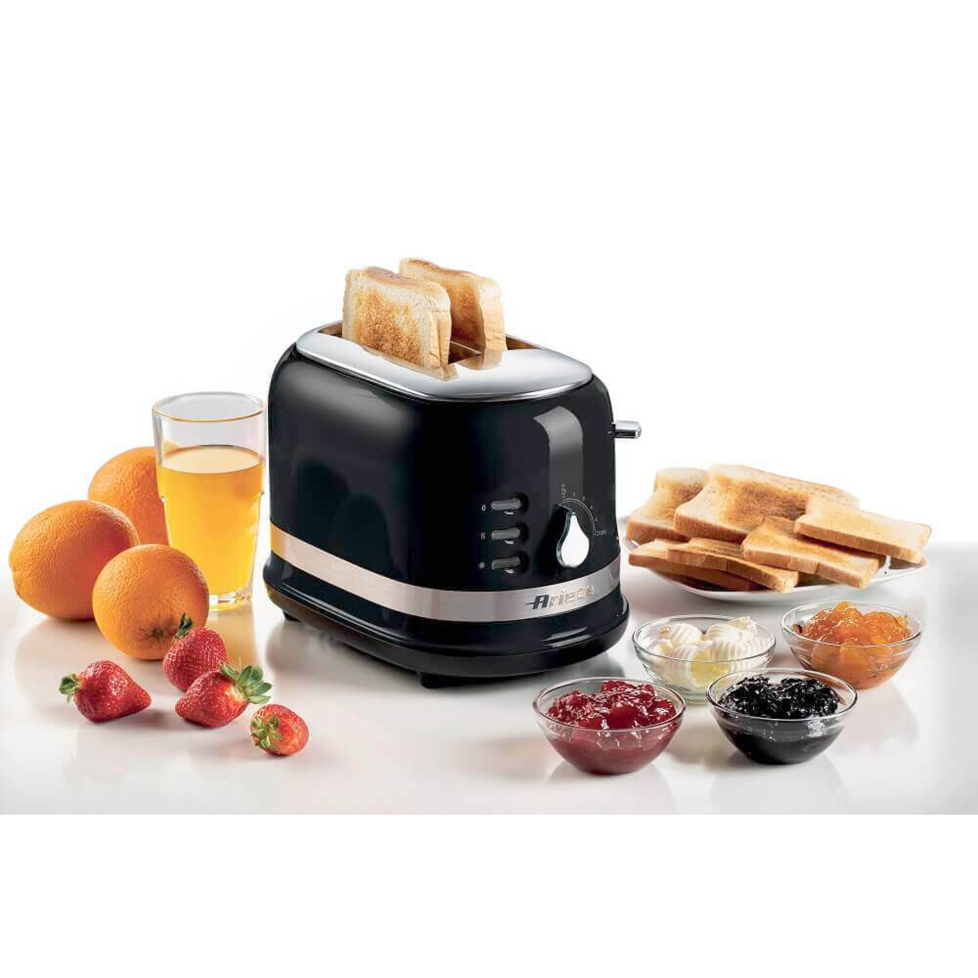 Een zwarte broodrooster met twee sneetjes toast, sinaasappelsap, fruit en diverse jam.