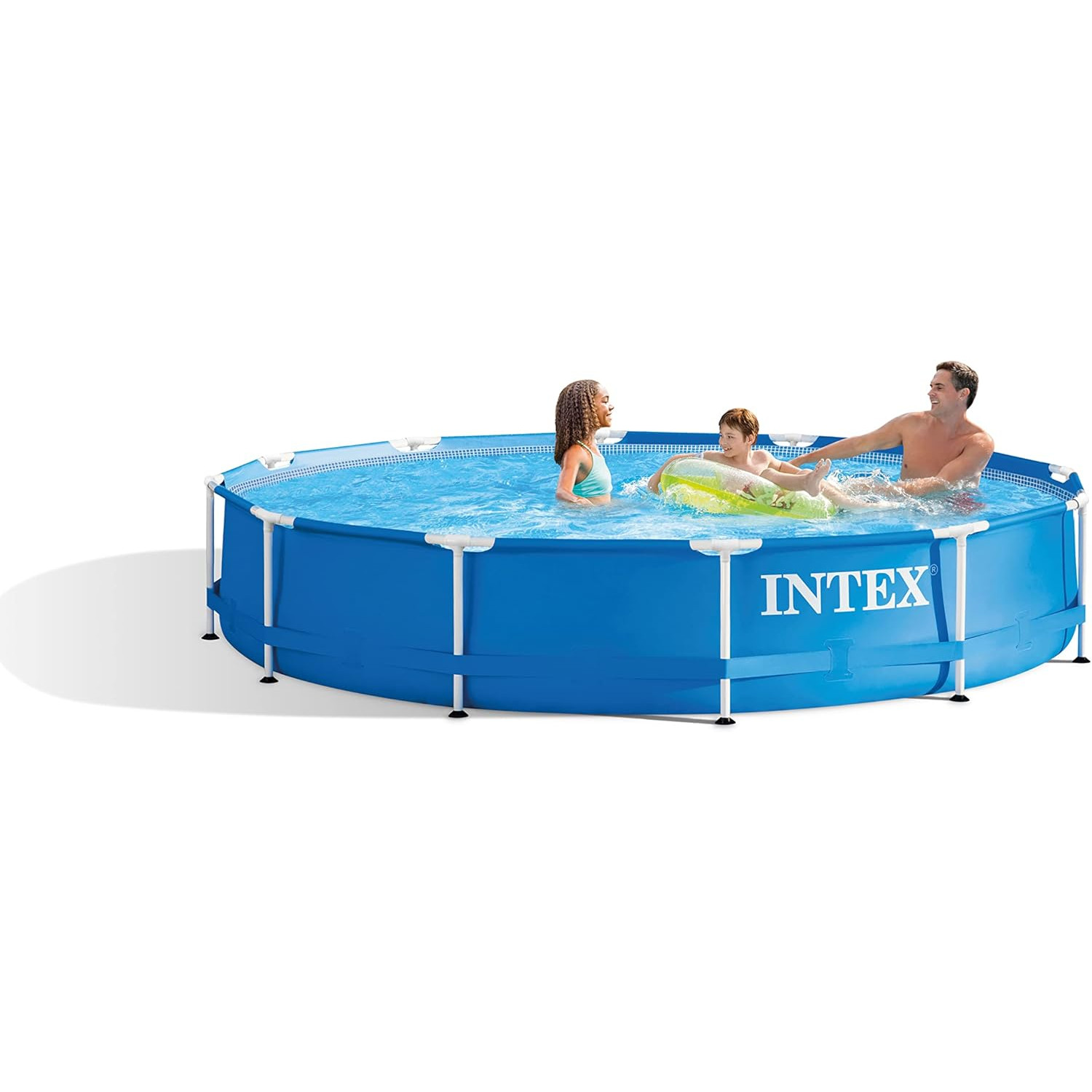 Ein blaues oberirdisches Schwimmbecken mit drei Personen, die darin schwimmen und spielen.