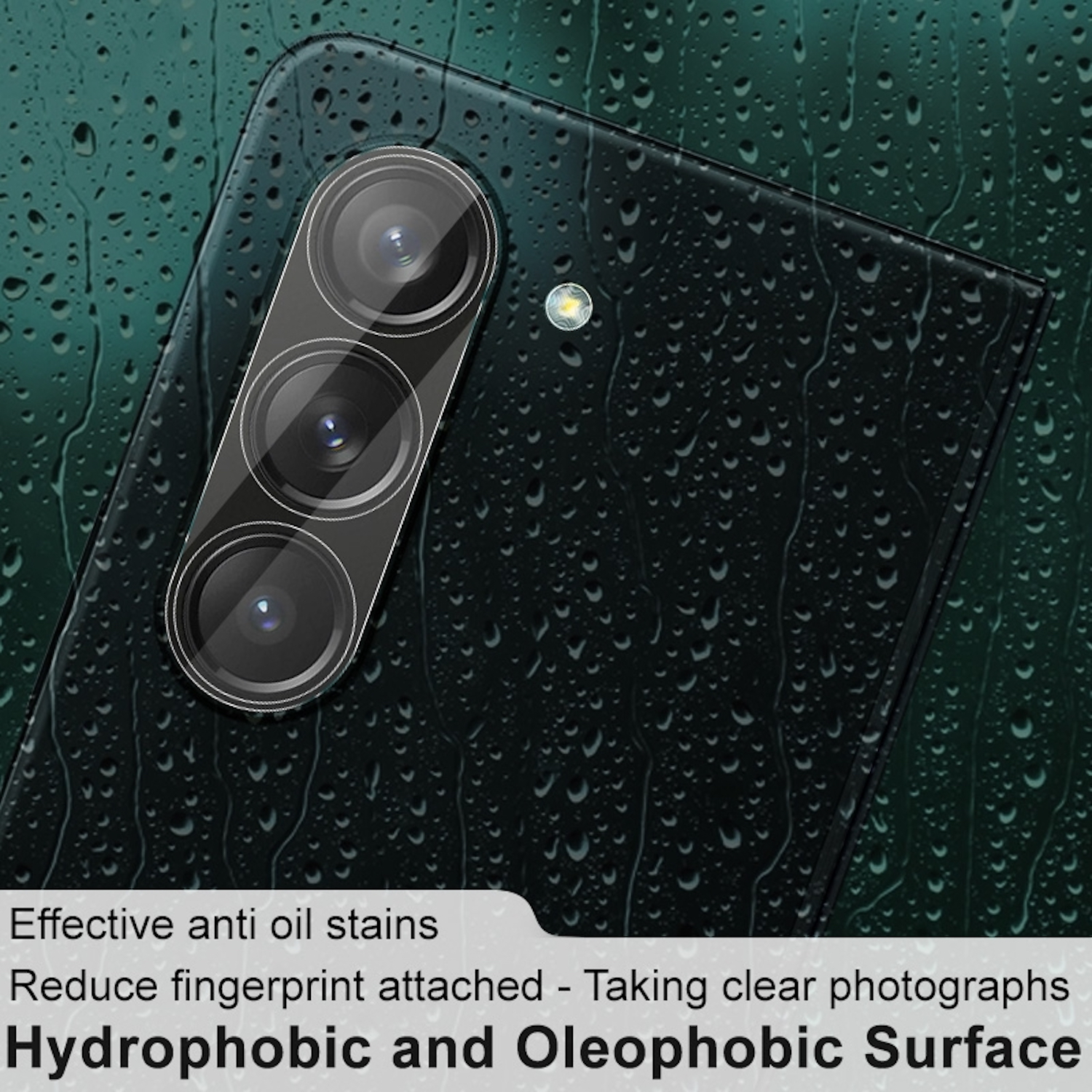 Un telefono nero con goccioline d'acqua, descritto come superficie idrofobica e oleofobica.