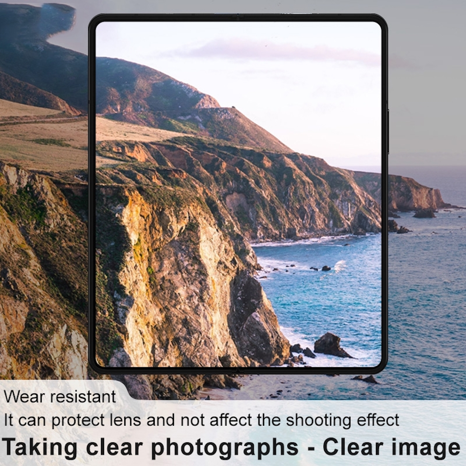 Schermo del tablet che mostra un paesaggio con montagne e mare. Lo schermo è incorniciato.