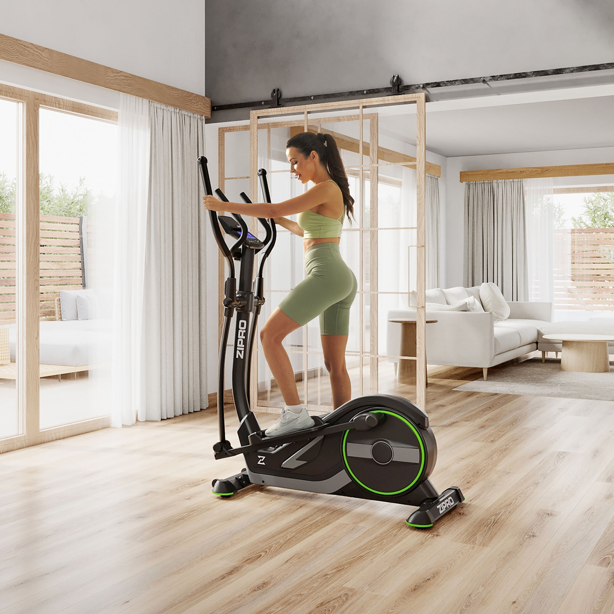 Frau trainiert auf einem Crosstrainer in einem Raum. Der Raum hat Holzboden, weiße Wände und eine Glastür.