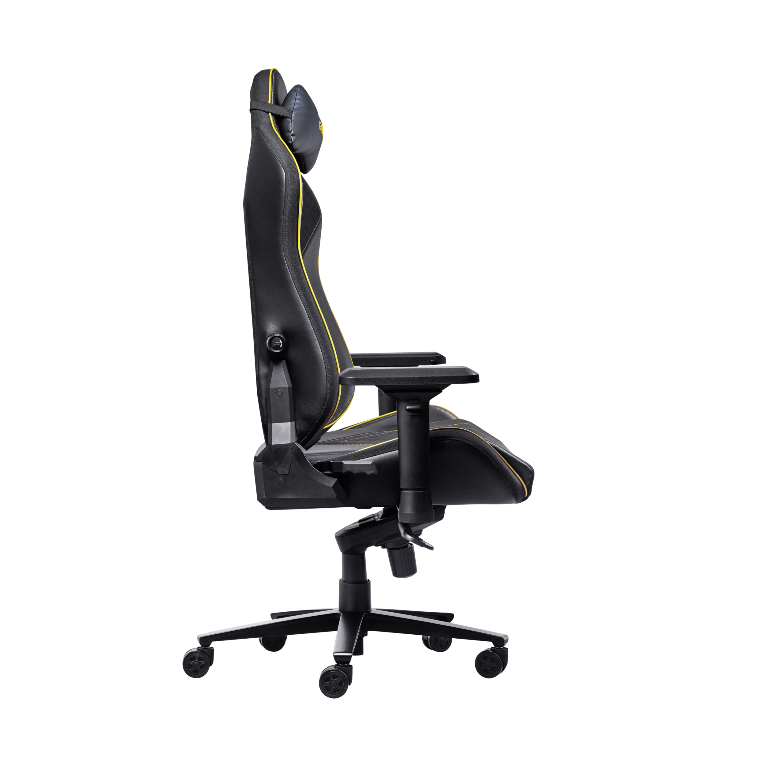 Een zwarte gamingstoel met gele accenten. Hij wordt in profiel getoond op een zwarte achtergrond.