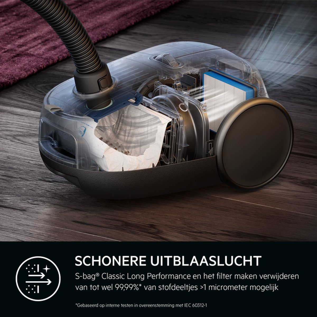 Een transparante stofzuiger met een zwarte slang en een wit filter, op een houten vloer.