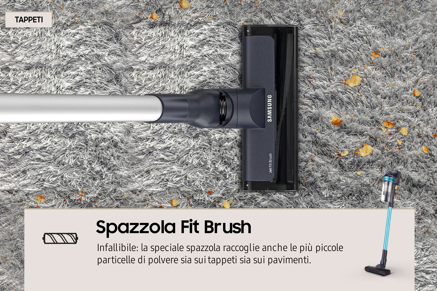 Primo piano di una testina di aspirapolvere su tappeto grigio, con detriti e testo sparsi.