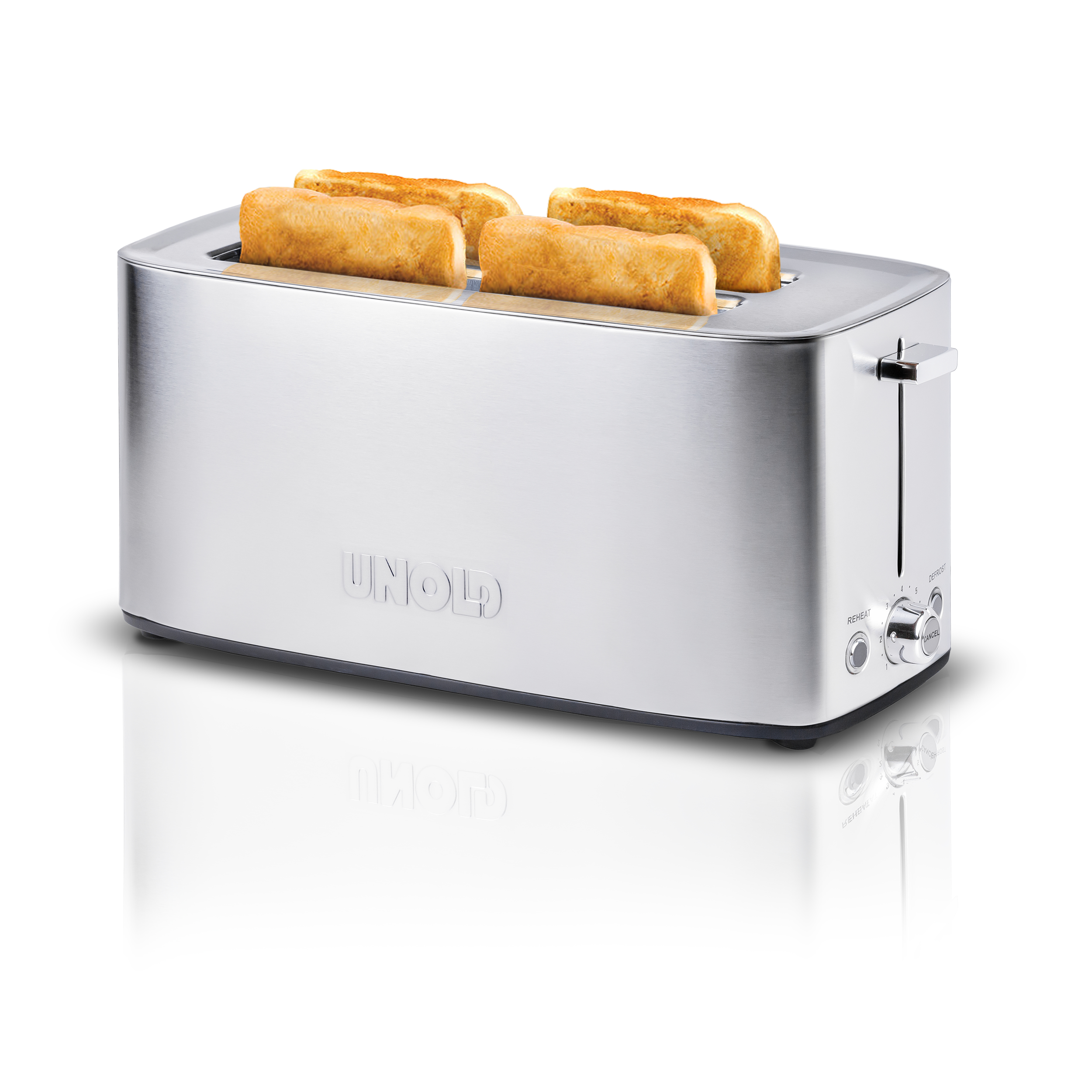 Silberner Toaster mit vier Toastbrotscheiben. Der Toaster steht auf einer reflektierenden Oberfläche.